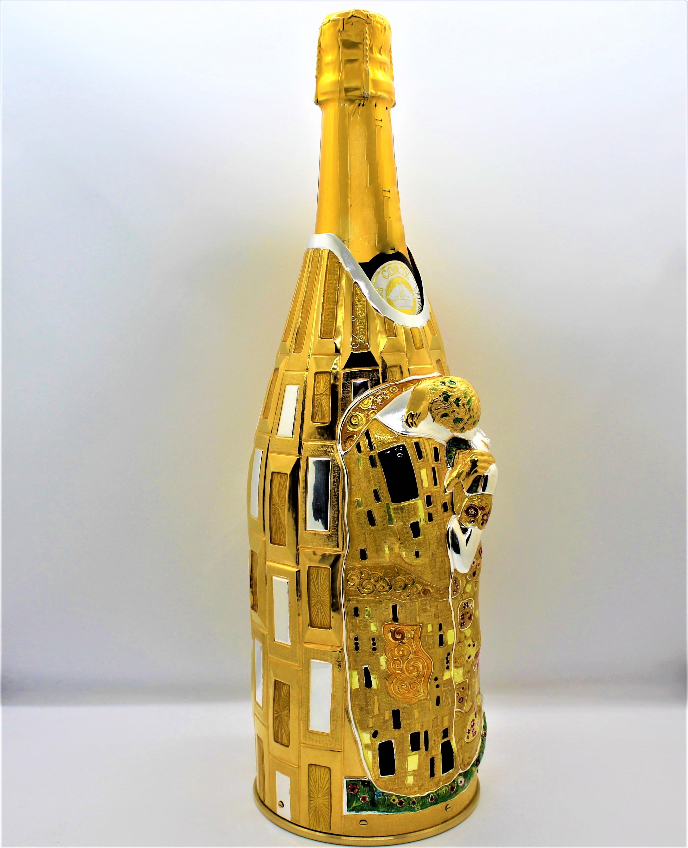 THE KISS :
Our K-OVERs, are alternatives to the champagne bucket and the more common glacette.  The precious metal that holds the bottle is coated internally with a thermal fabric that maintains the temperature of your champagne for about 2 hours.
