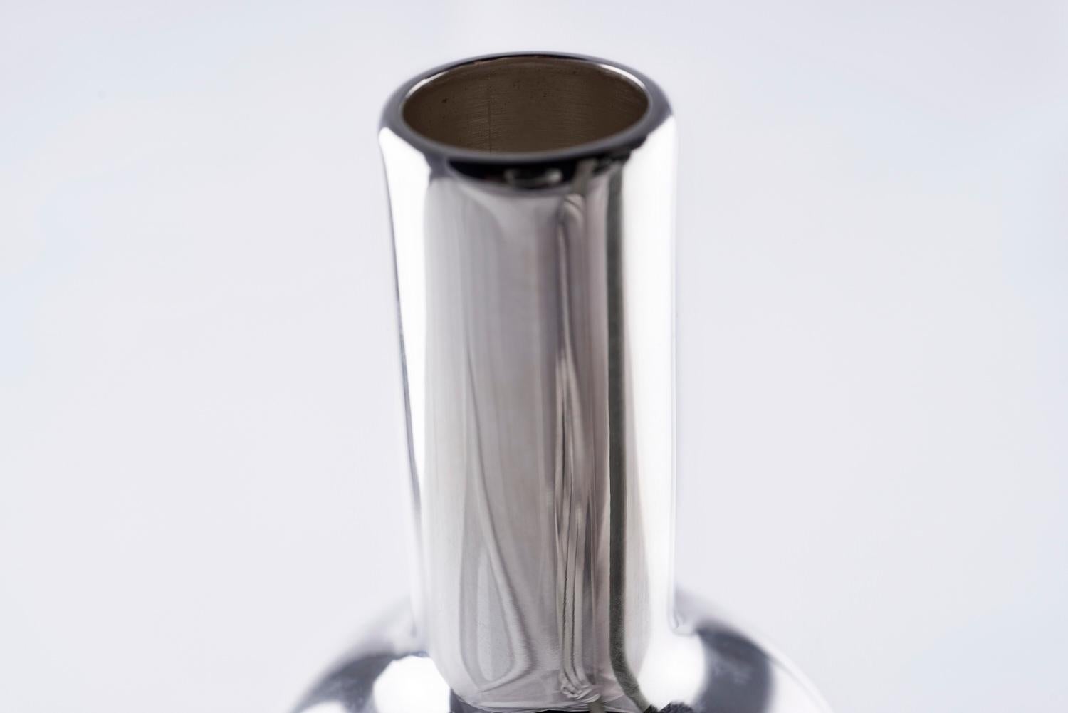 K-Over wine Silver
Our K-OVERs, are alternatives to the VINO bucket and the more common glacette.  The precious metal that holds the bottle is coated internally with a thermal fabric that maintains the temperature of your wine for about 2 hours. The