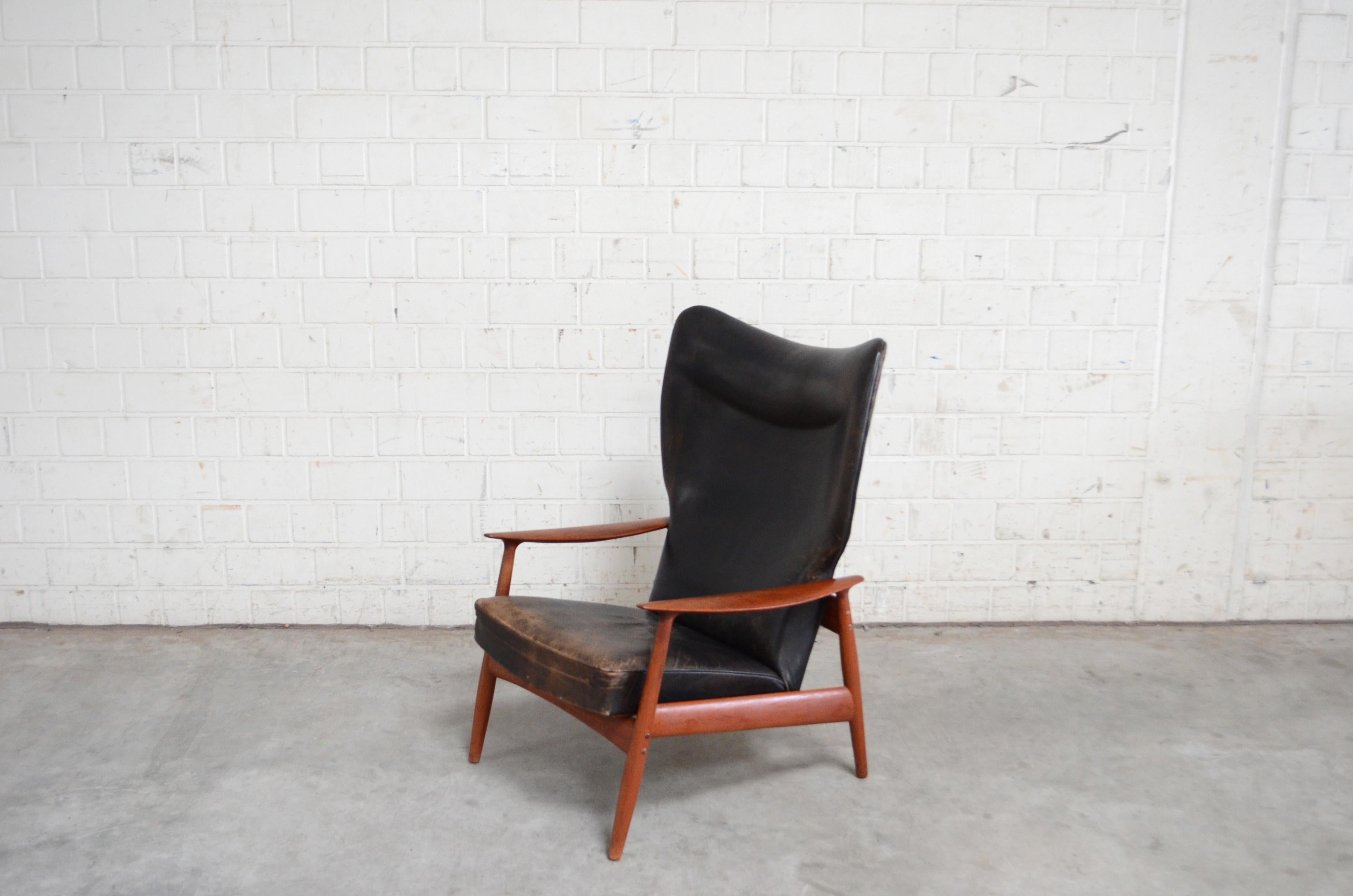 This beautiful wingback chair is designed by K. Rasmussen for Peter Wessel from Norway.
It has the original black leather with a fabulous patina.
The seat is adjustable for a lounge position.
The frame is made of teak. The wingback has on the