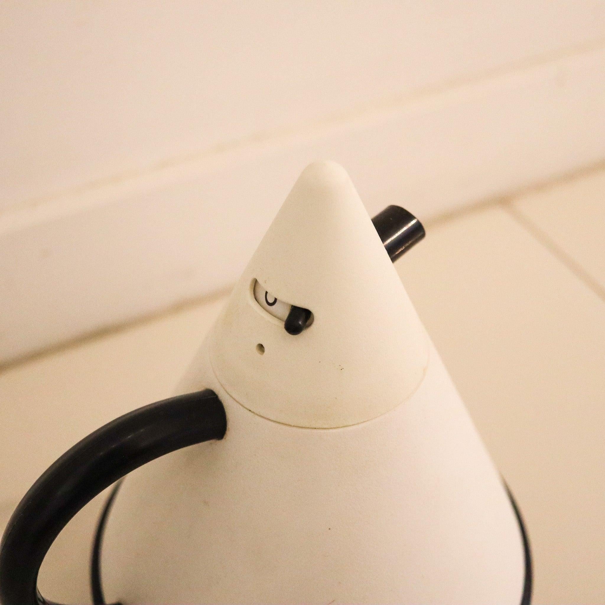 Una cafetera Memphis Zojirushi diseñada por K. Shigeto.

Se trata de un precioso servidor de cafetera-tetera vintage creado en Japón durante el periodo Memphis, allá por 1980. Esta jarra para cafetera y tetera Zojirushi-Japón fue diseñada en Milán,