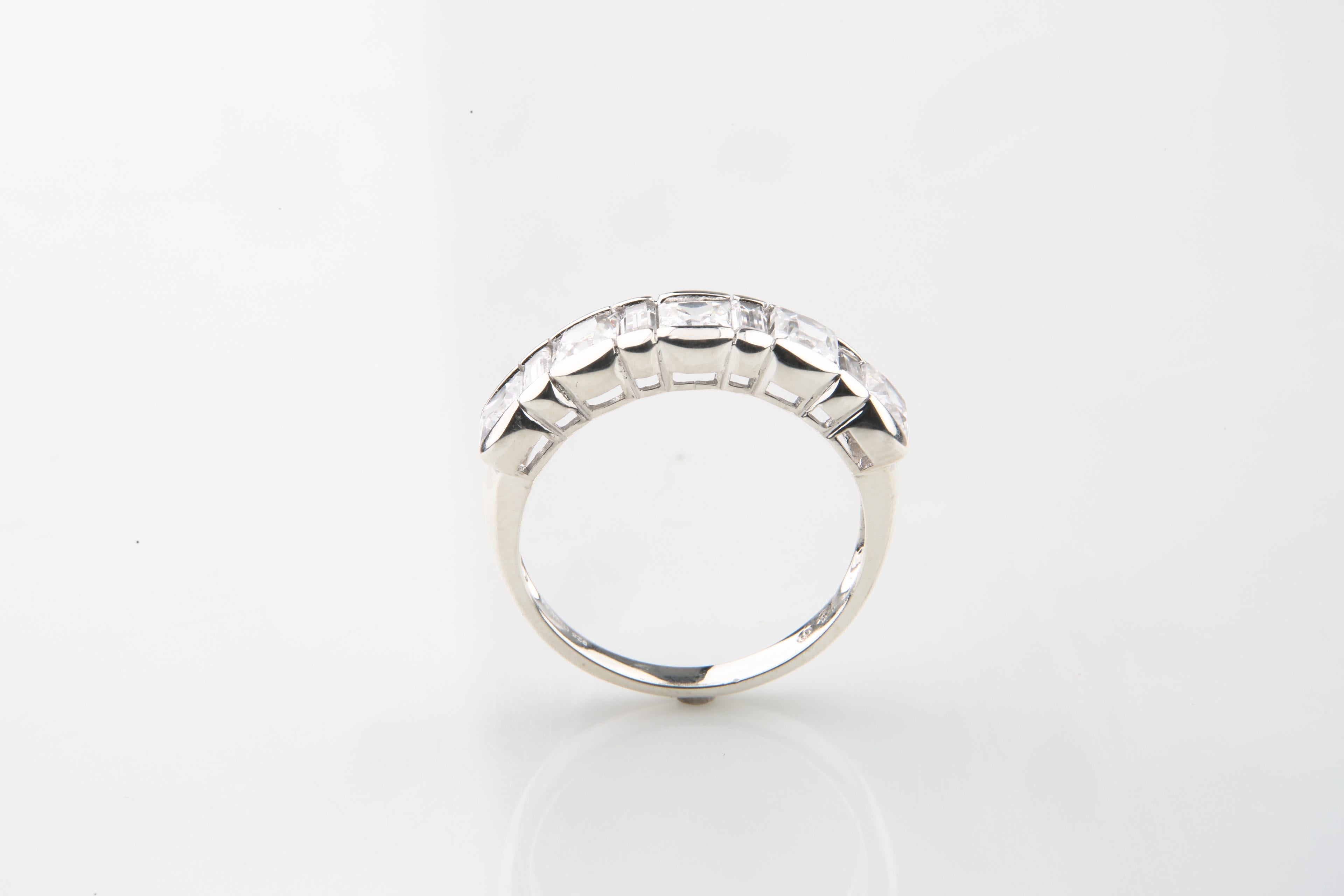 K★ bague pour femme en argent sterling et zircon cubique.
Magnifique bracelet en argent sterling, conçu pour mettre en valeur les pierres en CZ.
Cinq pierres de CZ carrées sont bordées de quatre pierres de CZ rectangulaires (bar) qui captent la