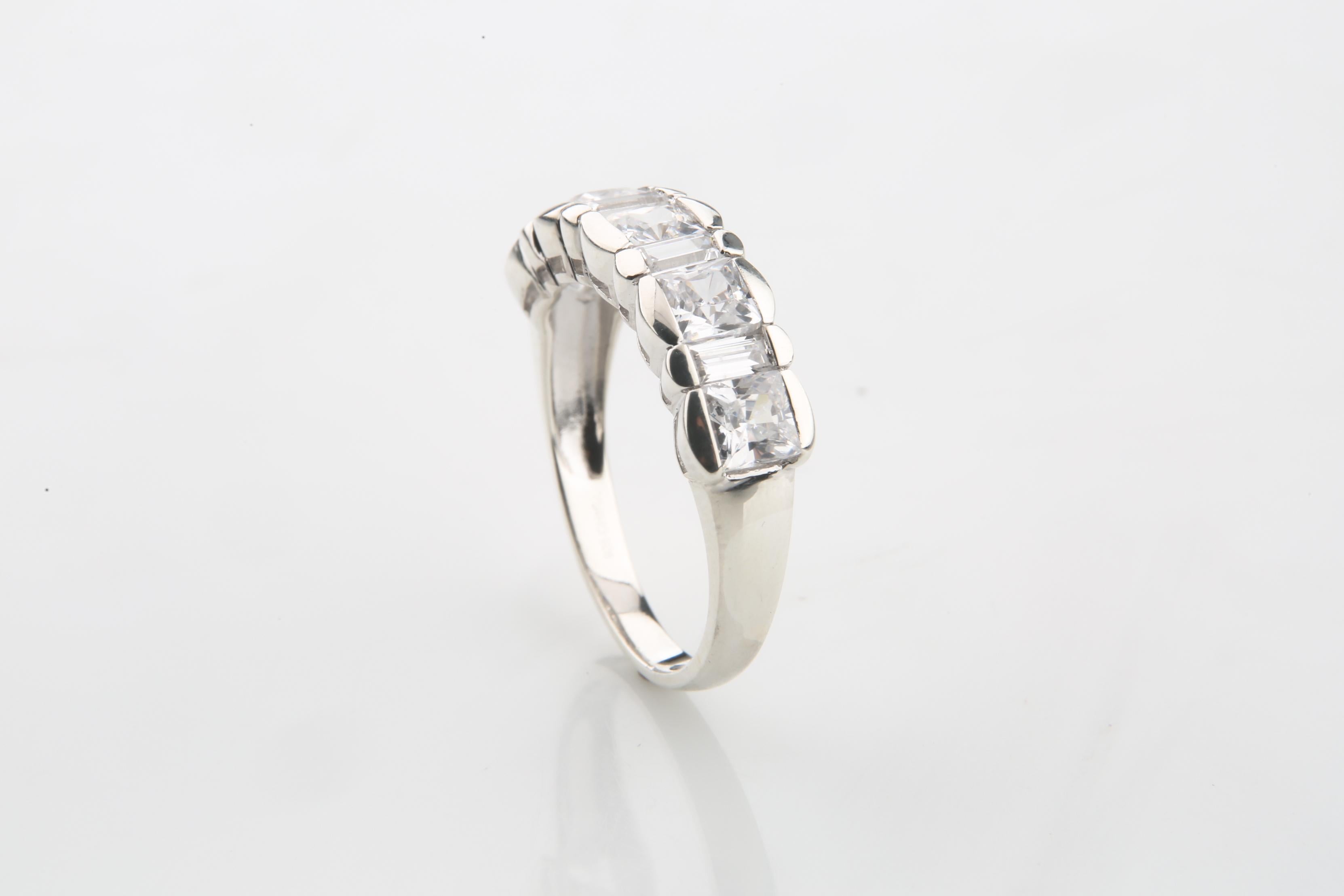 Moderne K★ Bague pour femme en argent et zircon cubique, taille 9 en vente