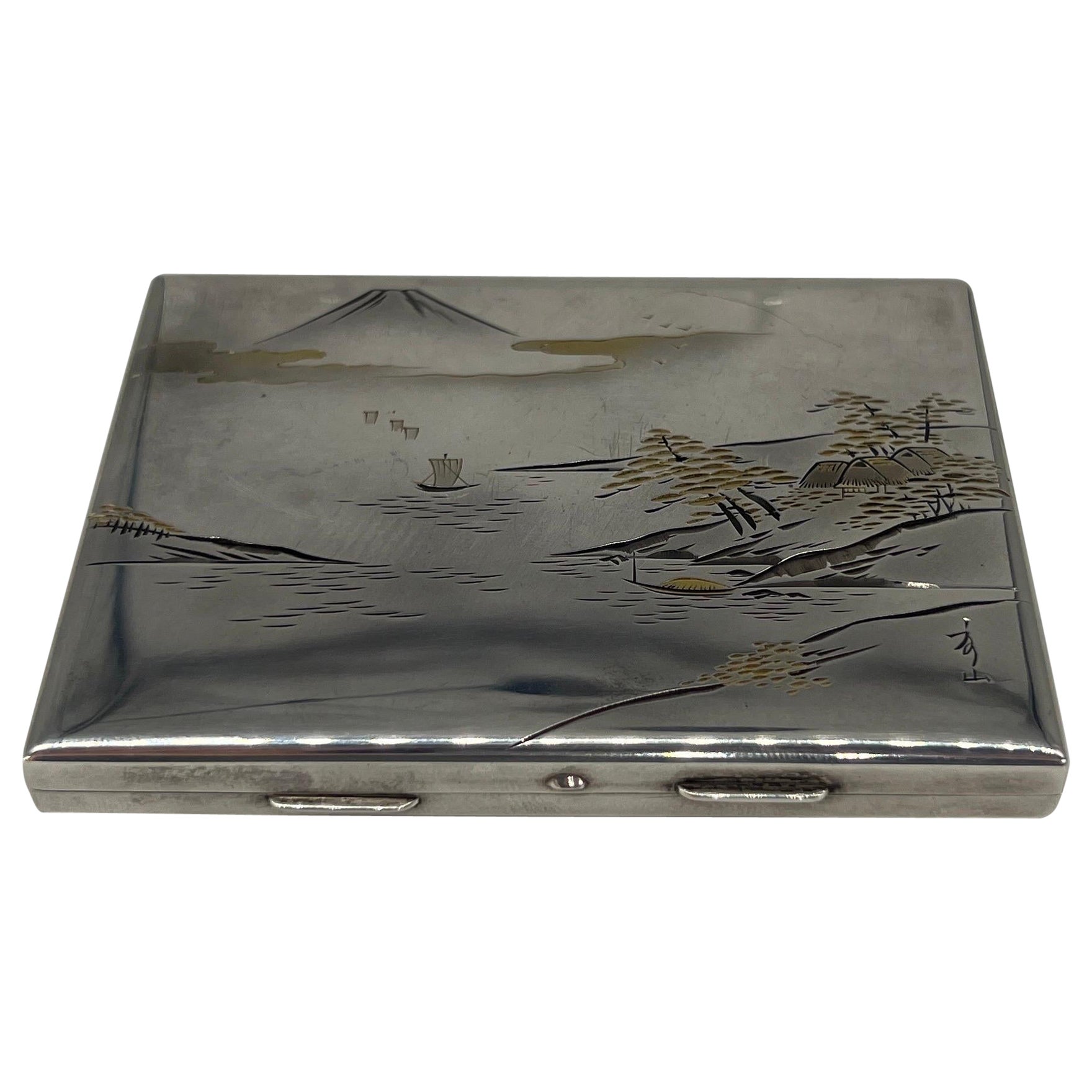 Le poudrier japonais ancien en argent sterling 950 et alliage K. Uyeda