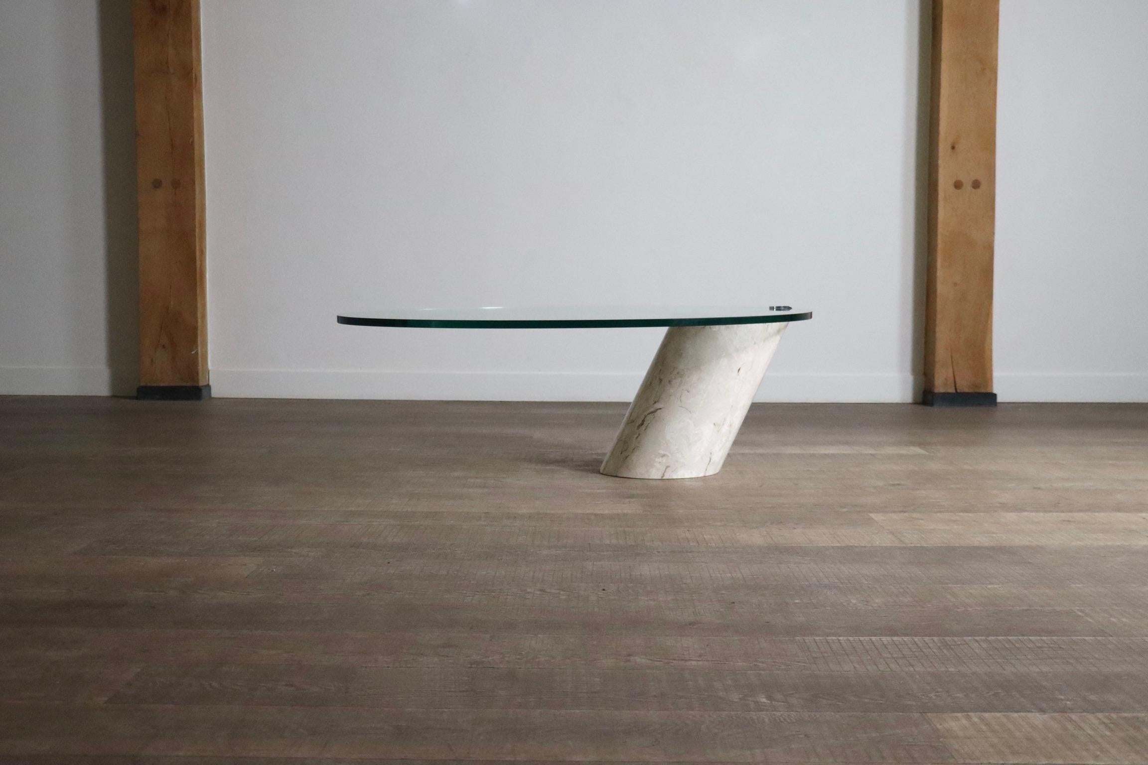 Impresionante mesa de centro con una hermosa base de mármol beige y tapa de cristal oval en voladizo, diseñada por Team Form AG para Ronald Schmitt, Suiza, años 70.

Un diseño llamativo que tiene un efecto flotante y en voladizo debido a que el