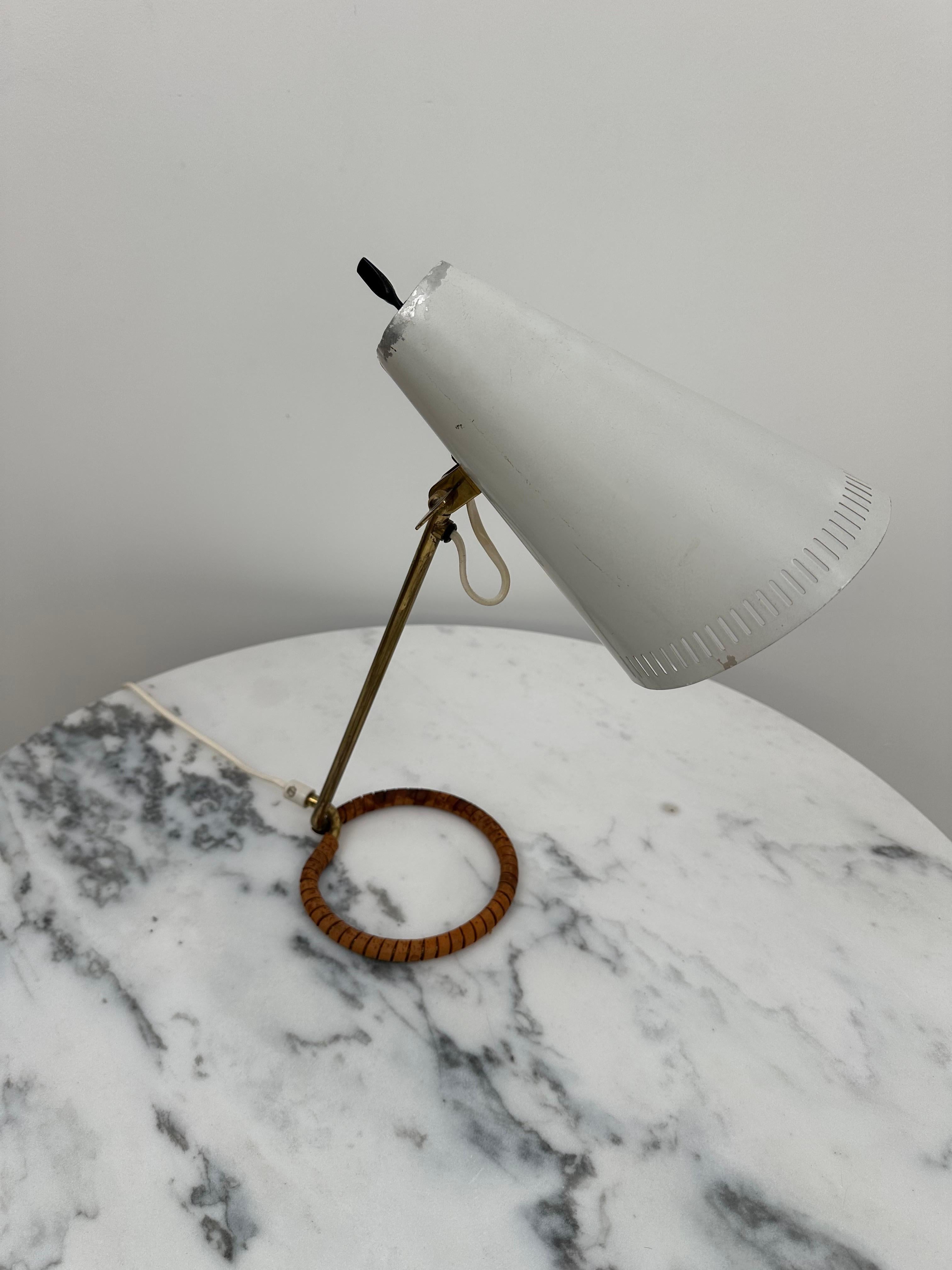 A beautiful table lamp model K11-15 designed by Mauri Almari and manufactured by Idman Oy in Finland in the late 1950s. The combination of brass, painted metal and leather really makes this lamp stand out in any interior. The modern simplified look
