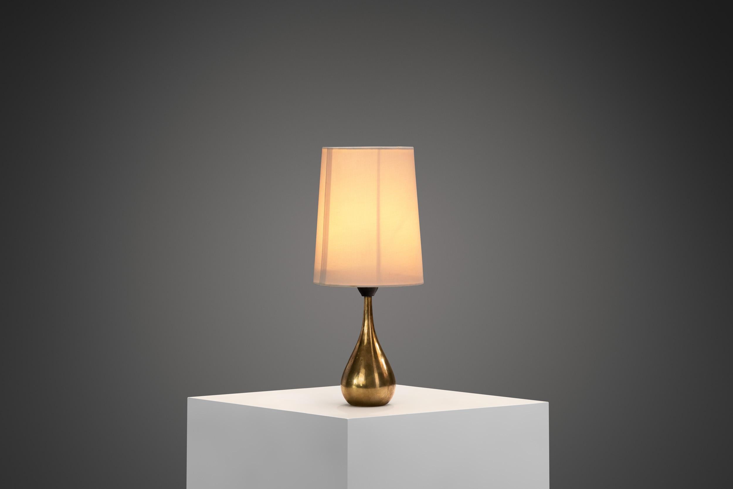 Cette lampe de table sculpturale et élégante est une pièce distinctive qui illustre le langage artistique du designer finlandais Mauri Almari. Outre la dimension esthétique, la qualité de cette lampe est également fidèle à son héritage