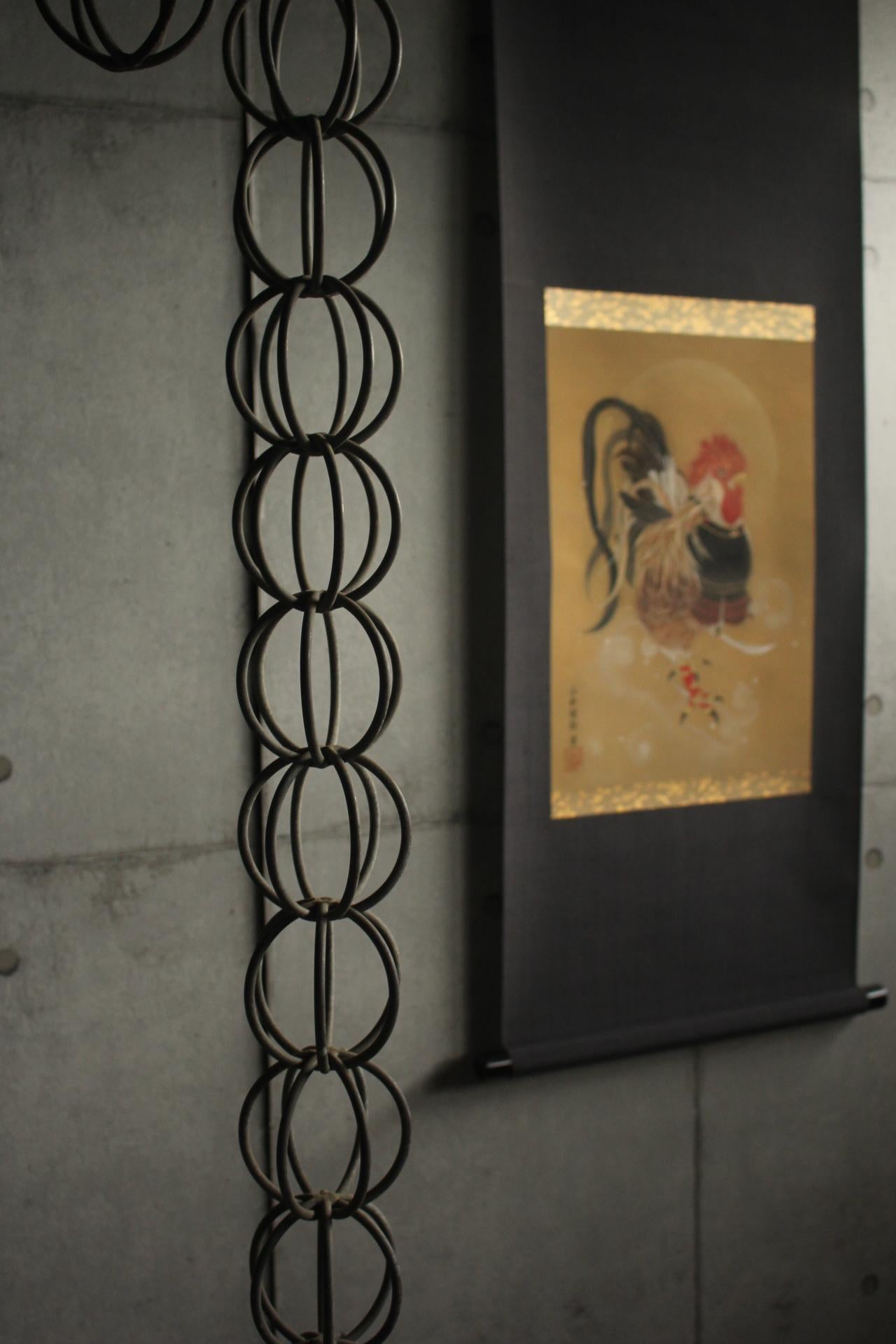 Color on silk, Scroll head: wood
Size: Image size: 310(W) x 440(H) [mm]
Scroll mounting: 440(W) x 1130(H) [mm]
Box size: 90(W) x 90(H) x 550(D) [mm] 770g
Estimated packing size: 160(W) x 160(H) x 720(D) [mm] 4kg

A depiction of a rooster dressed as
