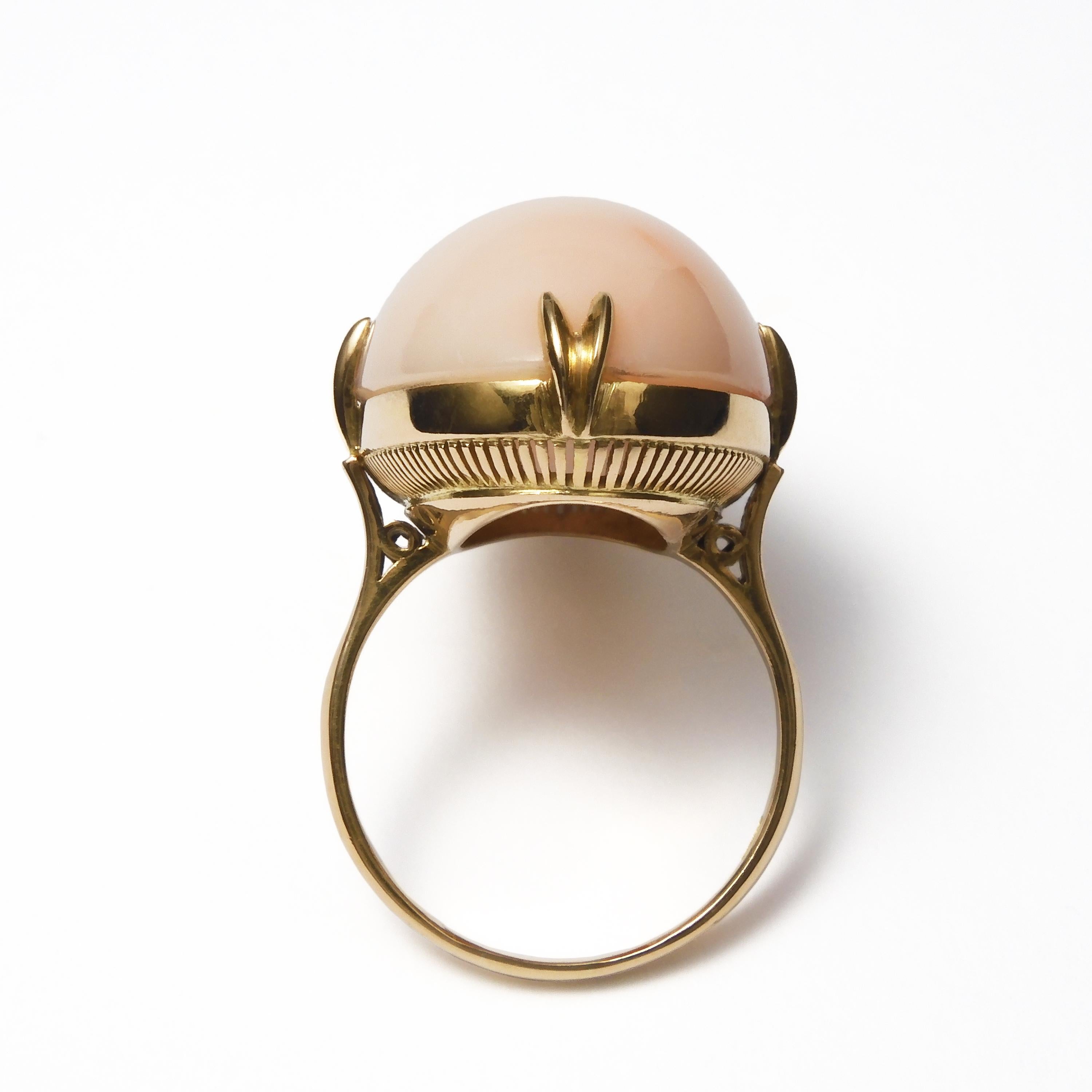 K18 Karat Yellow Gold Vintage Coral Ring In Excellent Condition For Sale In Tokyo, JP