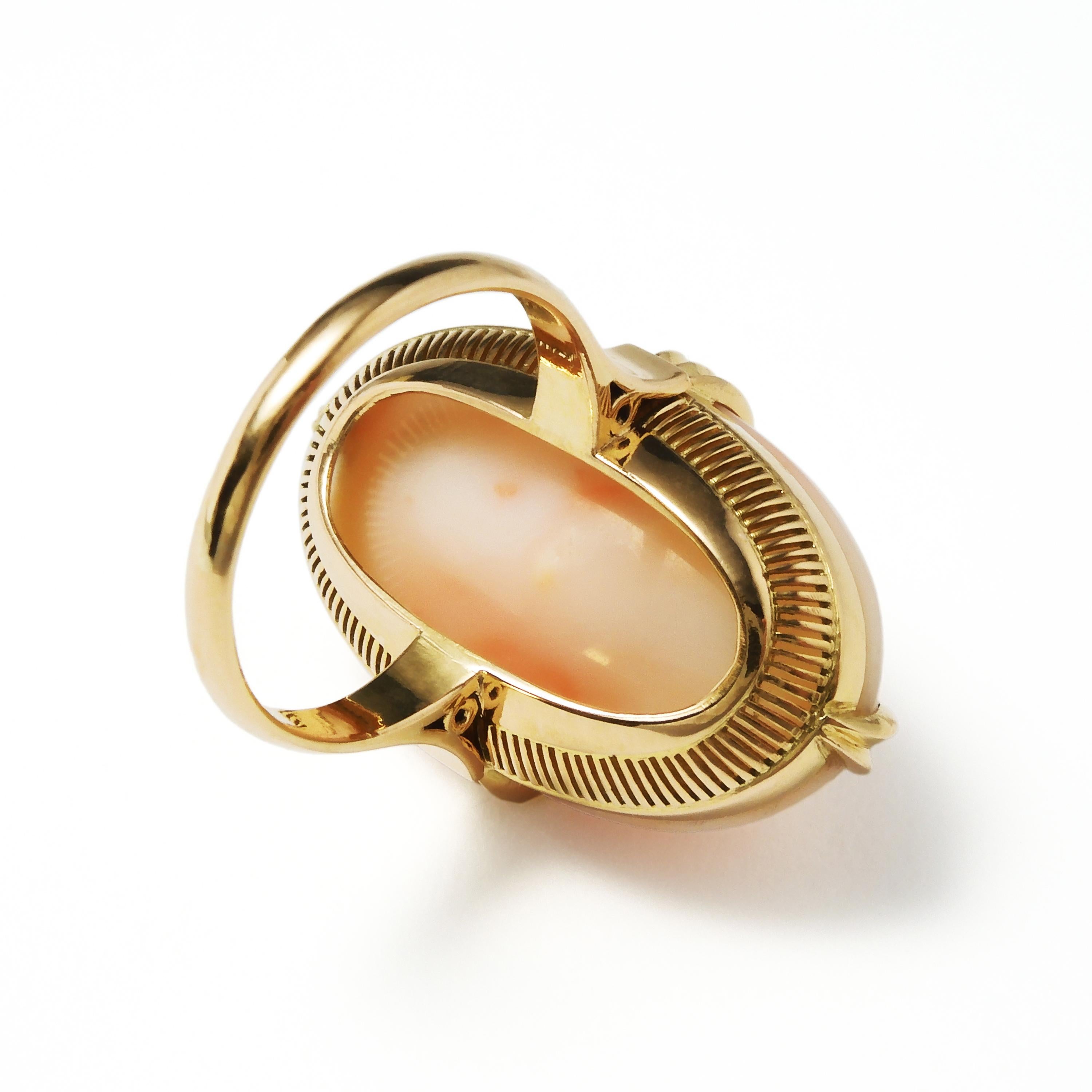 K18 Karat Yellow Gold Vintage Coral Ring For Sale 2