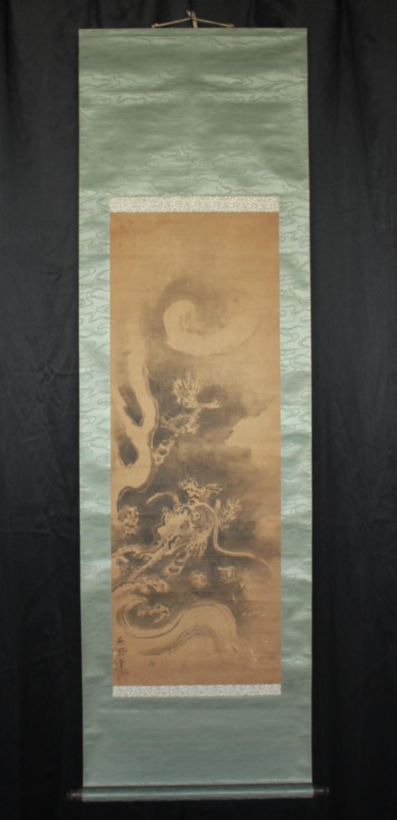 Ink on paper, Scroll head: wood
Image size: 340(W) x 950(H) [mm]
Scroll mounting: 460(W) x 1530(H) [mm]
Box size: 70(W) x 70(H) x 550(D) [mm] 600g
Estimated packing size: 130(W) x 130(H) x 680(D) [mm]  3kg

This old hanging scroll has been carefully