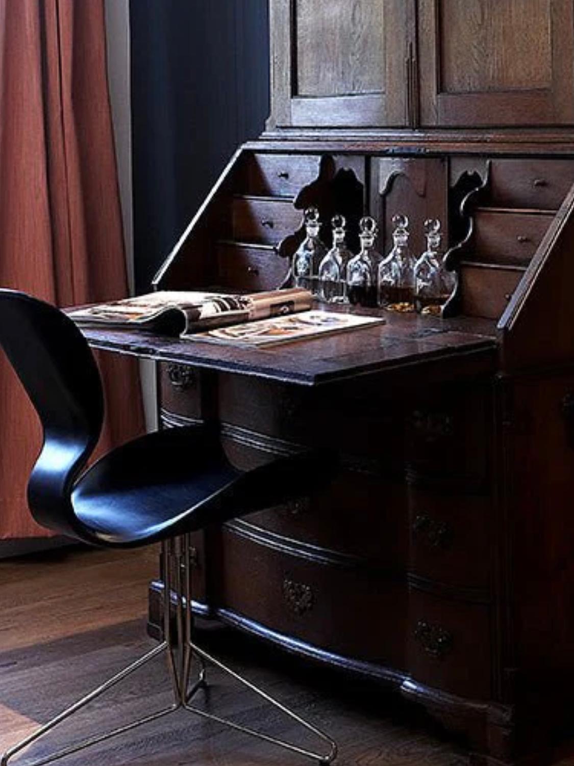 Chaise pivotante en cuir Koi K2 fabriquée à la main Neuf - En vente à London, GB
