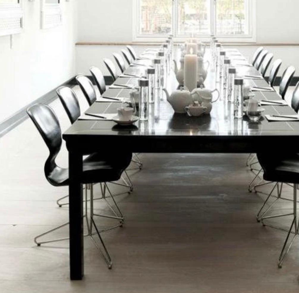 XXIe siècle et contemporain Chaise pivotante en cuir Koi K2 fabriquée à la main en vente
