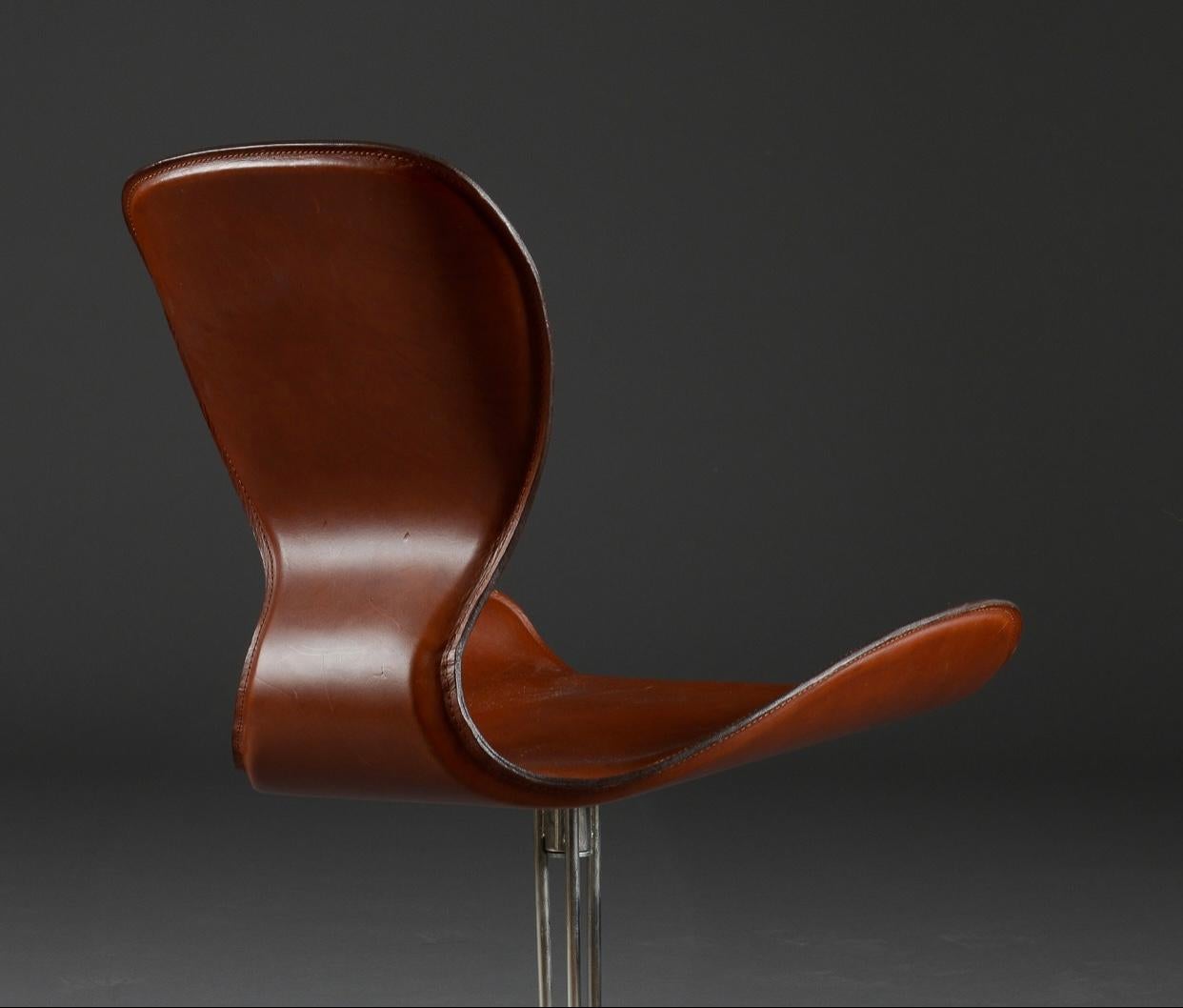 Cuir Chaise pivotante en cuir Koi K2 fabriquée à la main en vente