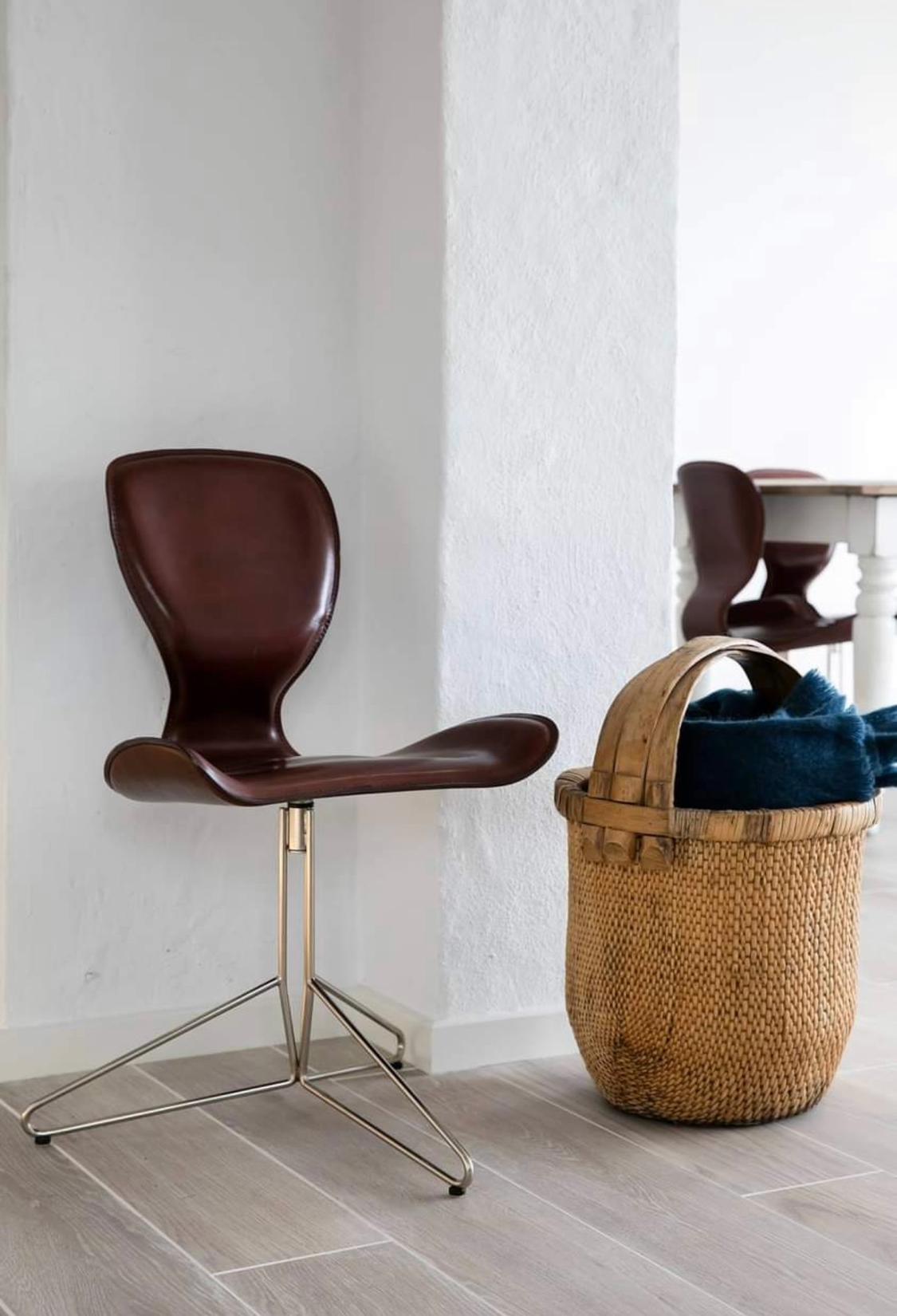 Britannique Chaise pivotante en cuir Koi K2 fabriquée à la main en vente
