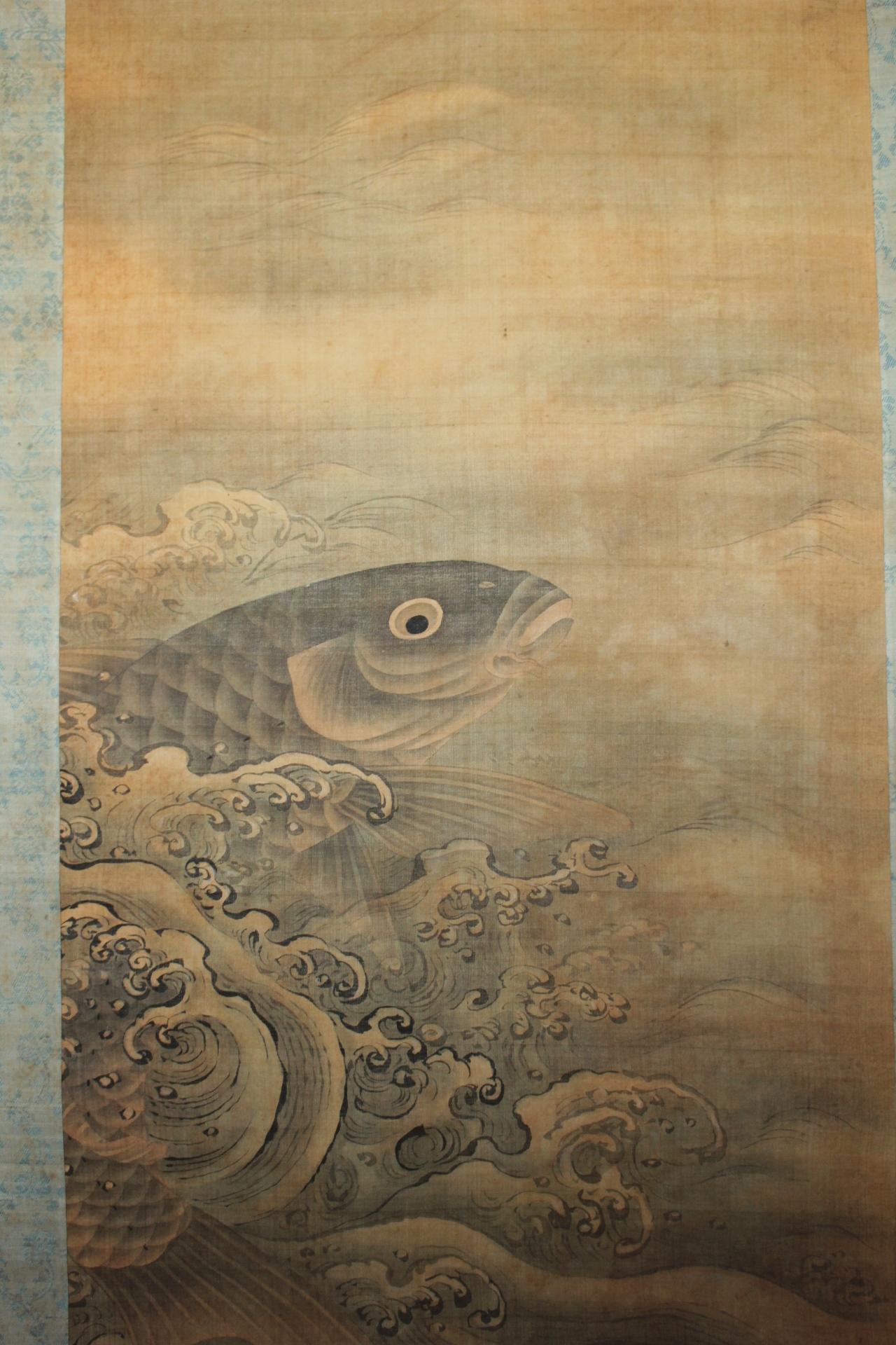 K22 Japanese Antiques hanging scrolls, Carp in the Waves Ink on Silk painted For Sale 2