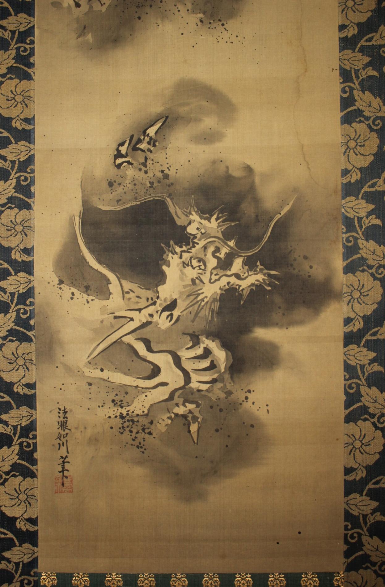 Dipinto a mano K23 Antichità giapponesi Un rotolo appeso, Drago e Nuvole Inchiostro su seta dipinta in vendita
