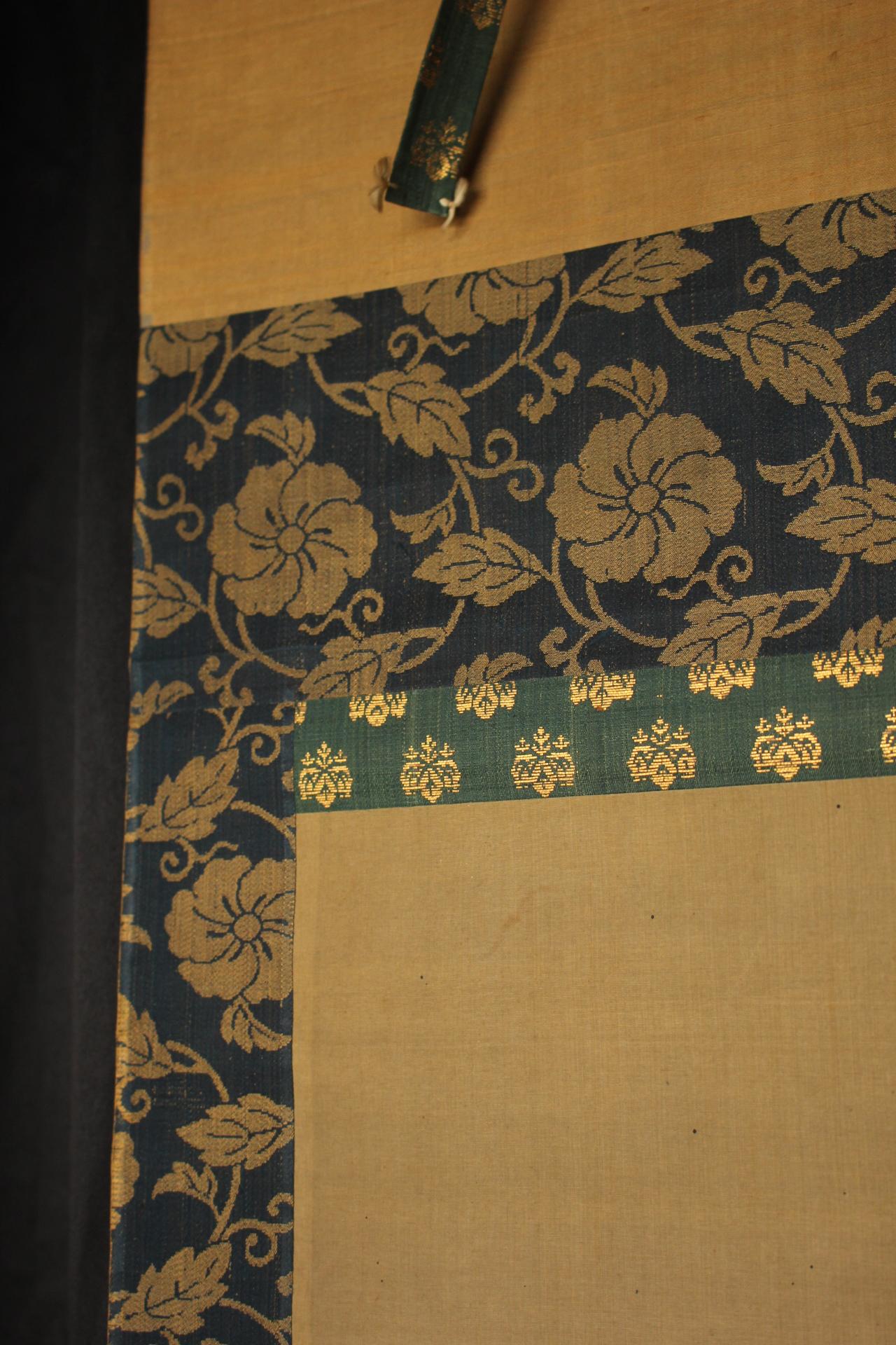 Tessuto K23 Antichità giapponesi Un rotolo appeso, Drago e Nuvole Inchiostro su seta dipinta in vendita