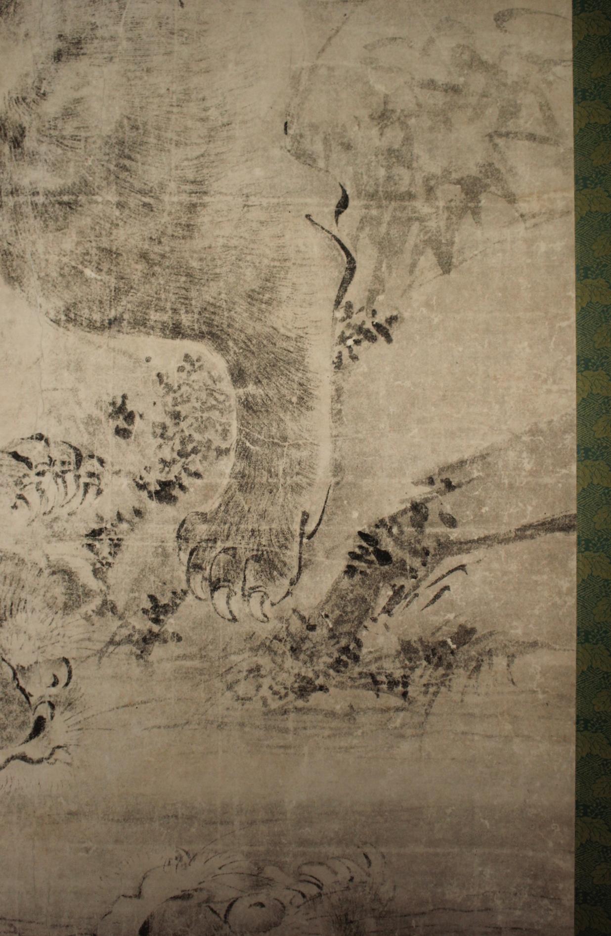 K25 Japanische Antiquitäten Eine große hängende Schriftrolle, Tiger Ink auf Papier gemalt im Angebot 4