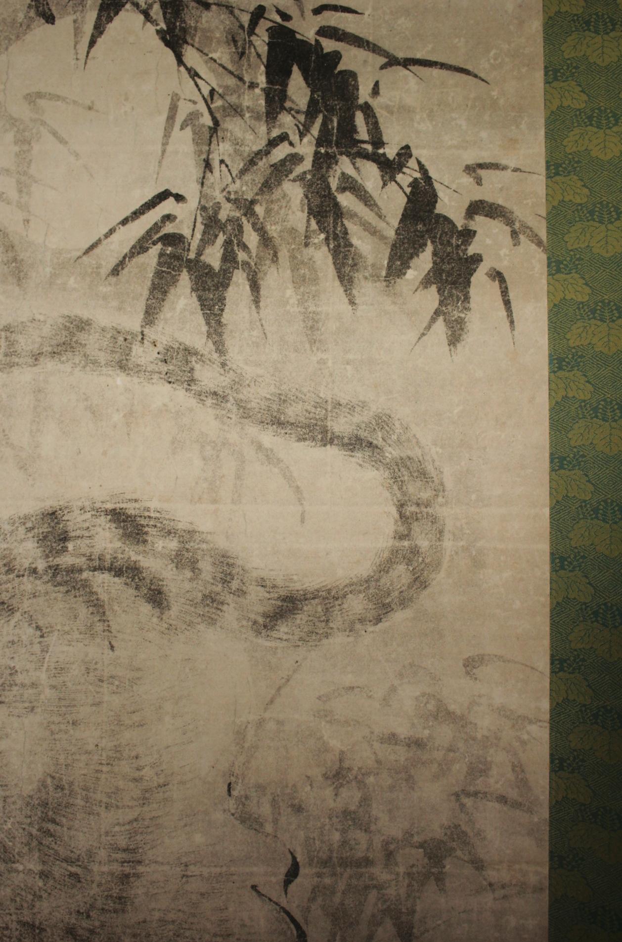 K25 Japanische Antiquitäten Eine große hängende Schriftrolle, Tiger Ink auf Papier gemalt im Angebot 5