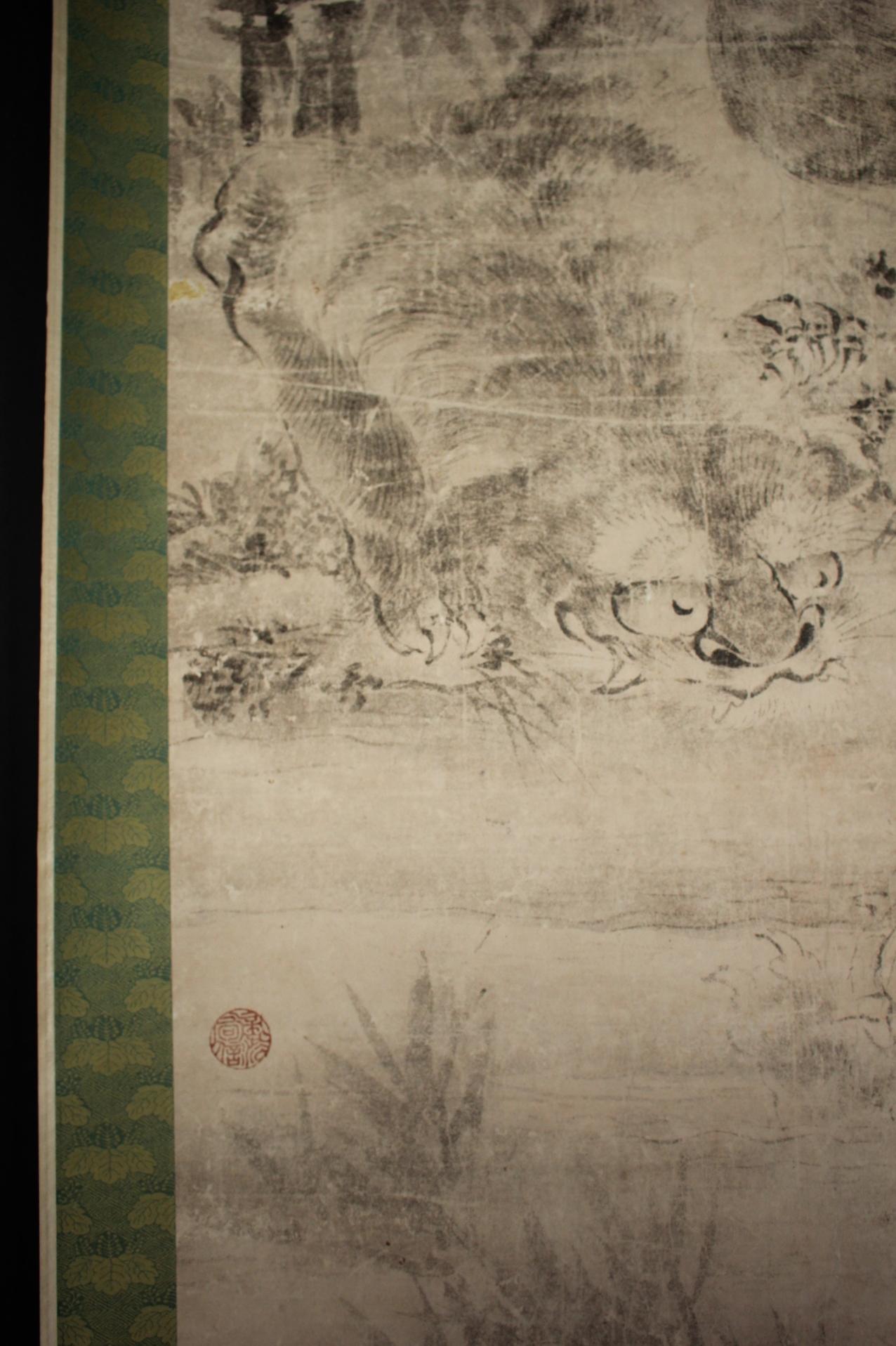 K25 Japanische Antiquitäten Eine große hängende Schriftrolle, Tiger Ink auf Papier gemalt im Angebot 7