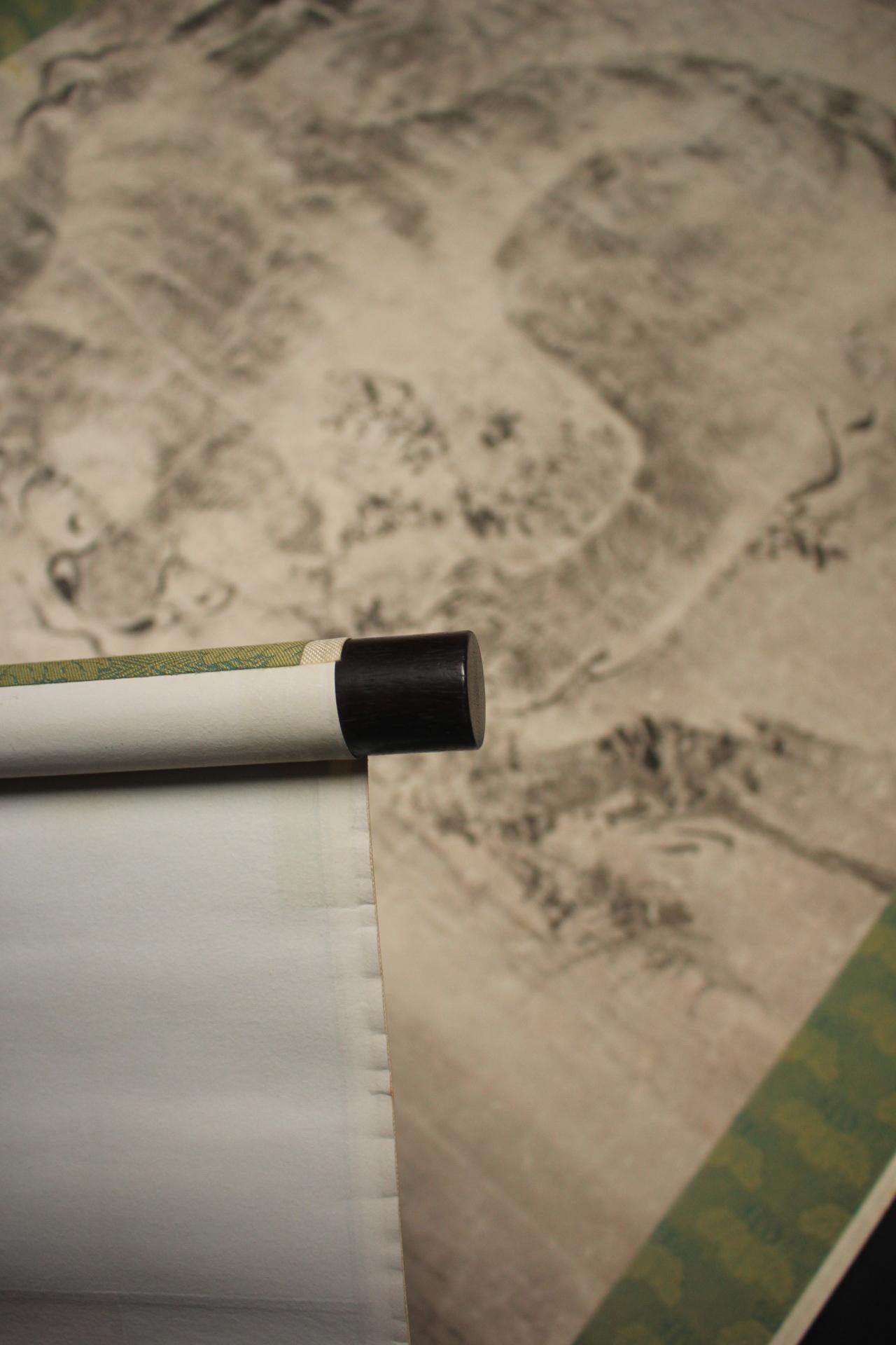 K25 Japanische Antiquitäten Eine große hängende Schriftrolle, Tiger Ink auf Papier gemalt im Angebot 9