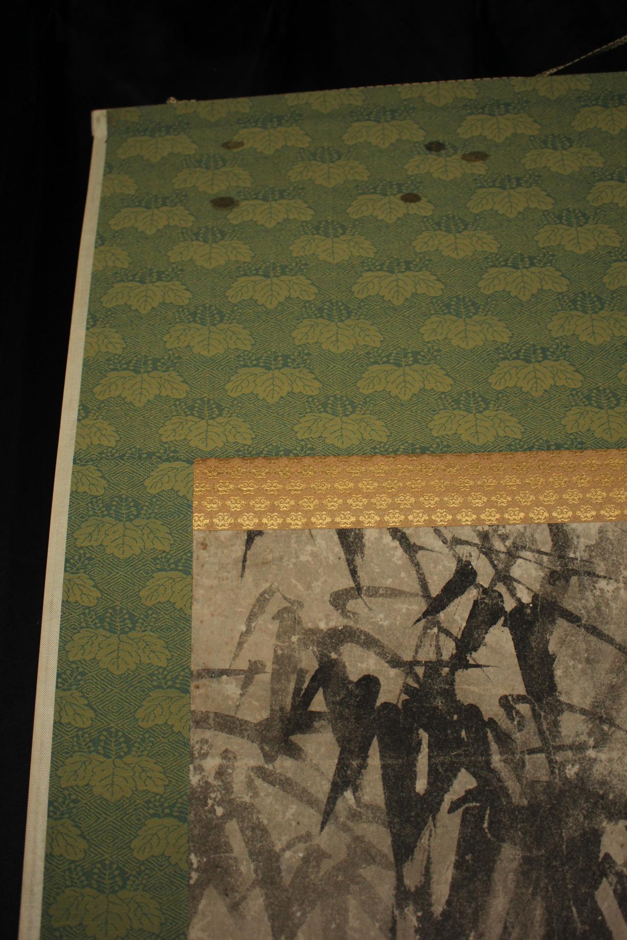 K25 Japanische Antiquitäten Eine große hängende Schriftrolle, Tiger Ink auf Papier gemalt im Angebot 10