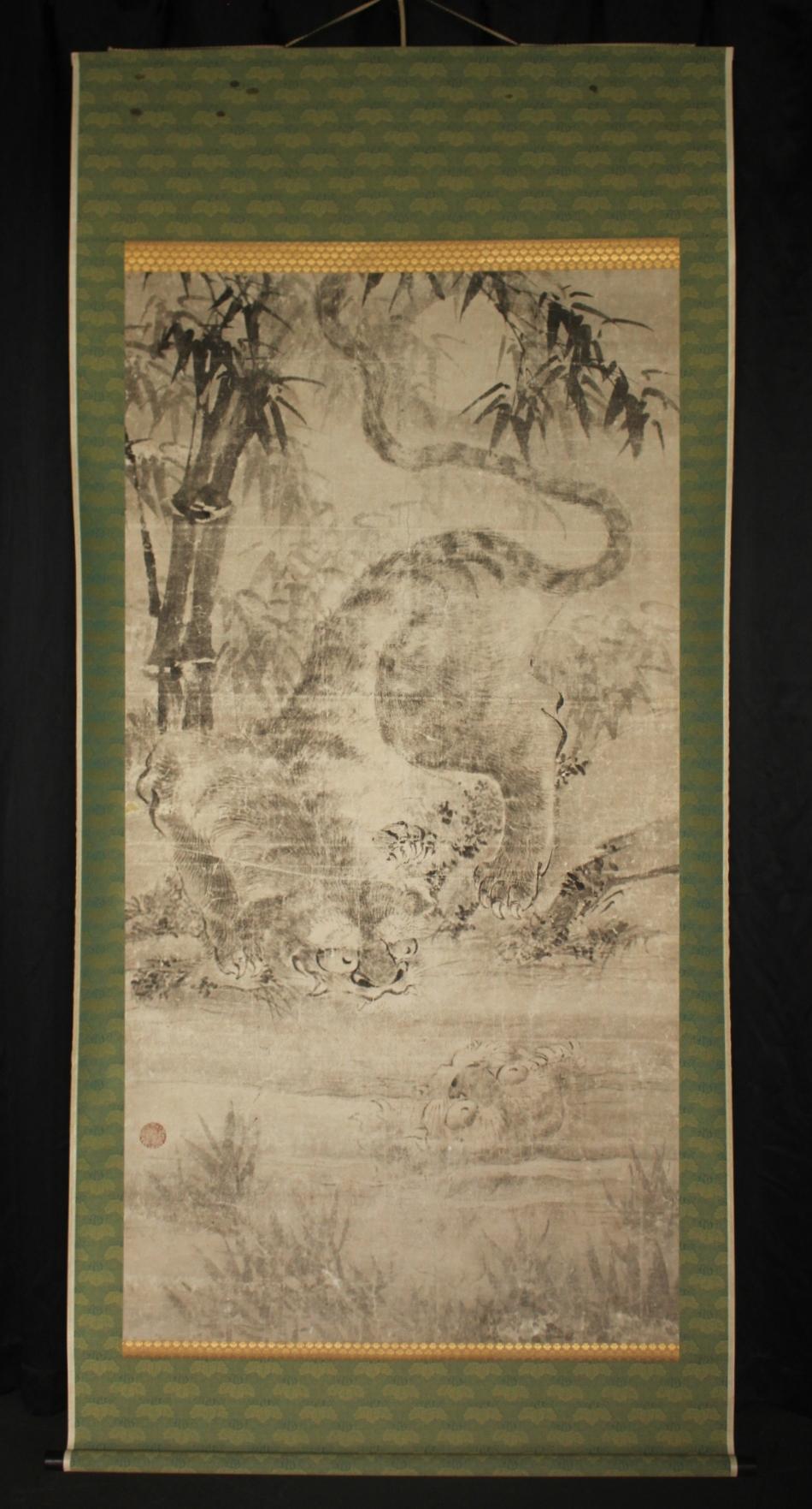 Tusche auf Papier, Schneckenkopf: Holz
Bildgröße: 860(B) x 1670(H) [mm]
Scroll-Montage: 1030(B) x 2220(H) [mm]
Kartongröße: 90(B) x 90(H) x 1140(T) [mm]  2kg
Geschätztes Packmaß: 150(B) x 150(H) x 1200(T) [mm]  6kg

Ein beeindruckender Tiger, der an