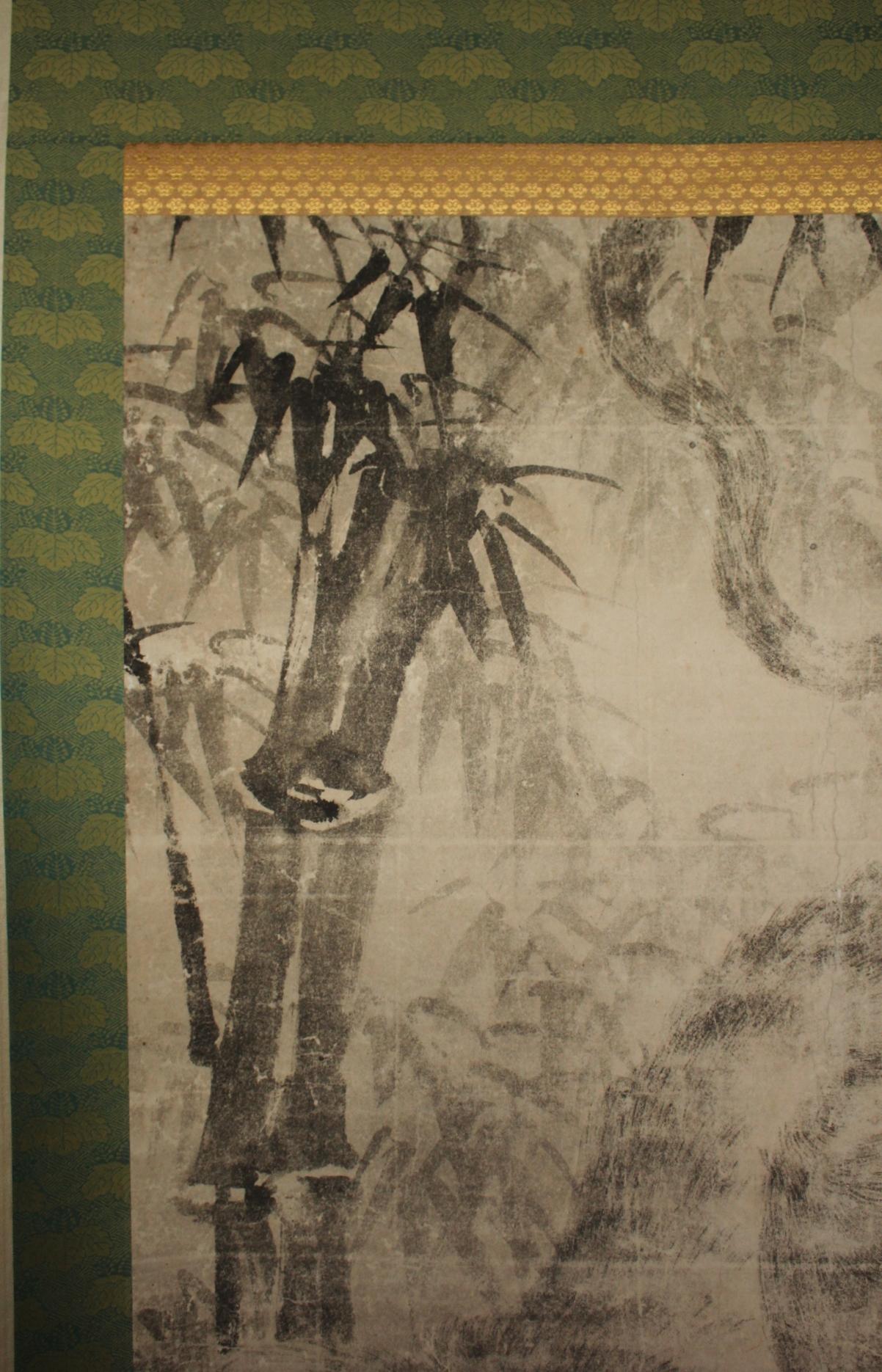 K25 Japanische Antiquitäten Eine große hängende Schriftrolle, Tiger Ink auf Papier gemalt im Zustand „Relativ gut“ im Angebot in Niiza, JP