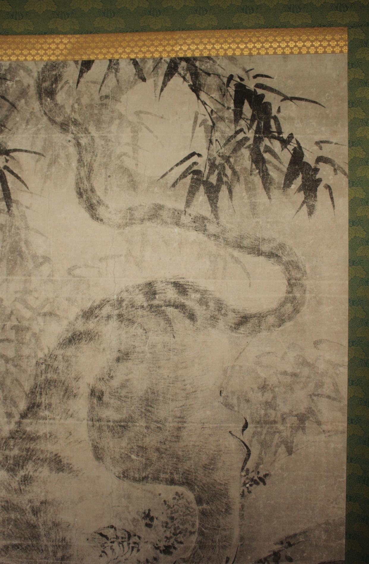 K25 Japanische Antiquitäten Eine große hängende Schriftrolle, Tiger Ink auf Papier gemalt (19. Jahrhundert) im Angebot