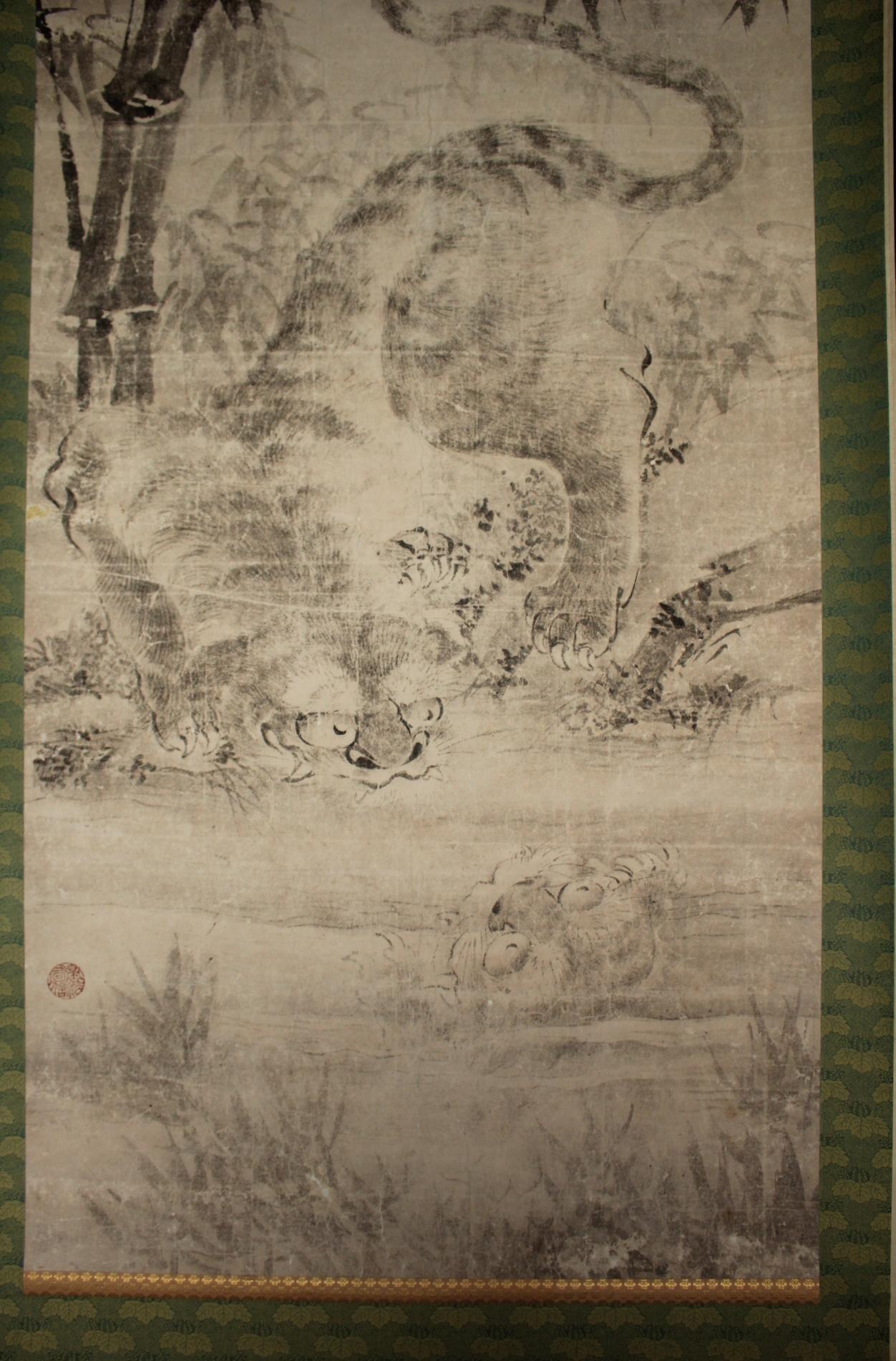 K25 Japanische Antiquitäten Eine große hängende Schriftrolle, Tiger Ink auf Papier gemalt (Stoff) im Angebot