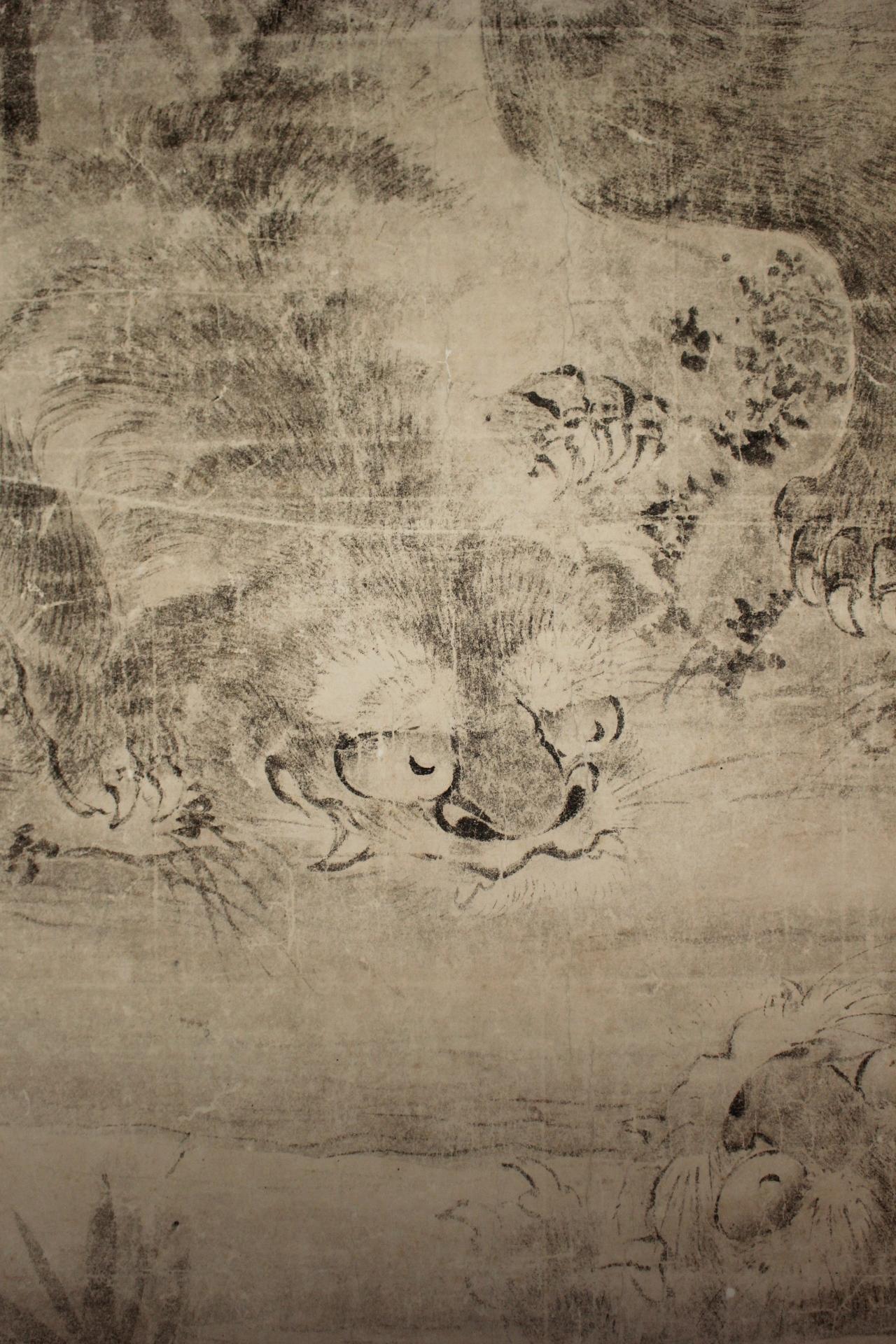 K25 Japanische Antiquitäten Eine große hängende Schriftrolle, Tiger Ink auf Papier gemalt im Angebot 1