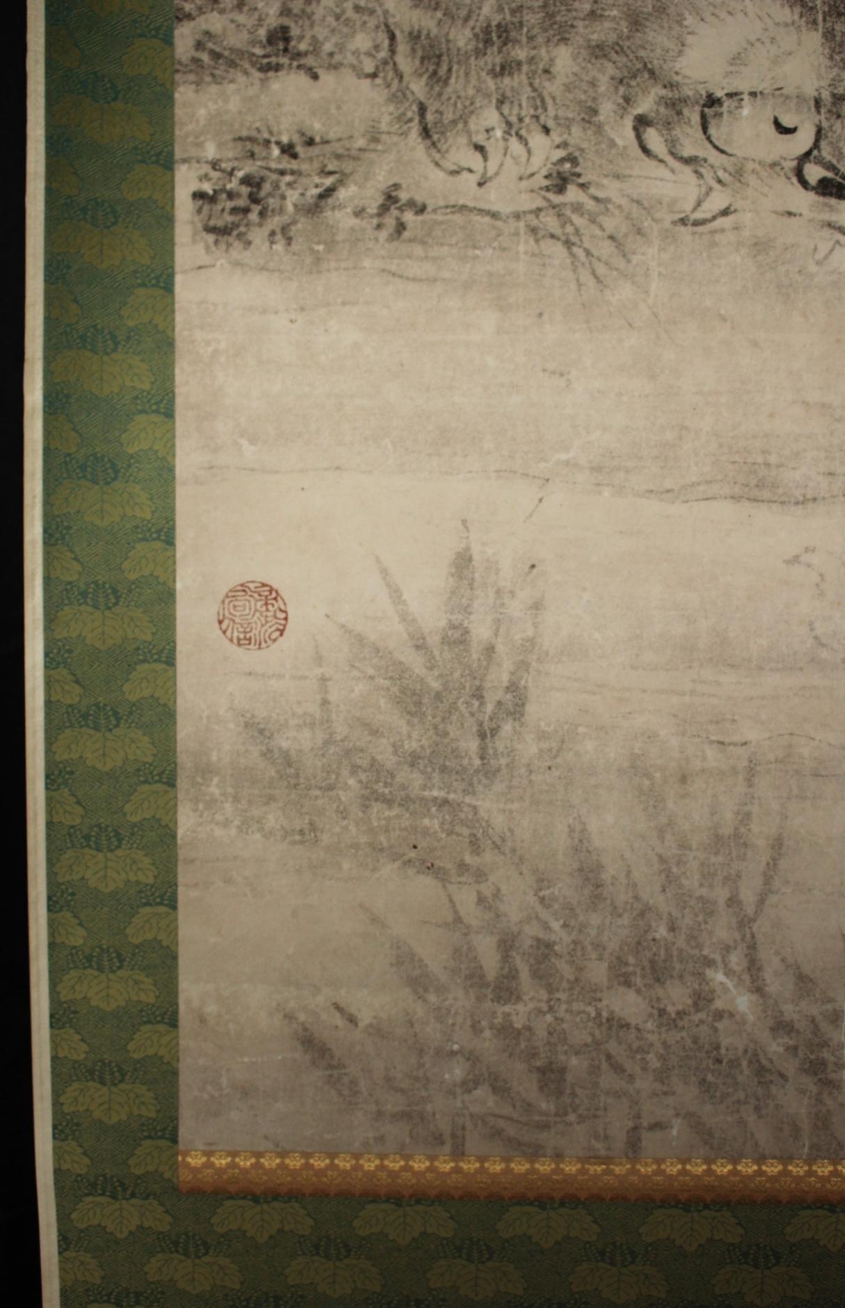 K25 Japanische Antiquitäten Eine große hängende Schriftrolle, Tiger Ink auf Papier gemalt im Angebot 3