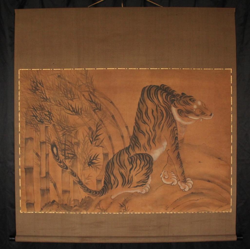 Tinta sobre seda, Cabeza de marquetería: madera
Tamaño de la imagen: 1400(ancho) x 930(alto) [mm]
Montaje en desplazamiento: 1470(An) x 1350(Al) [mm]
Tamaño de la caja: 100(ancho) x 90(alto) x 1590(profundidad) [mm]  3 kg
Tamaño estimado del