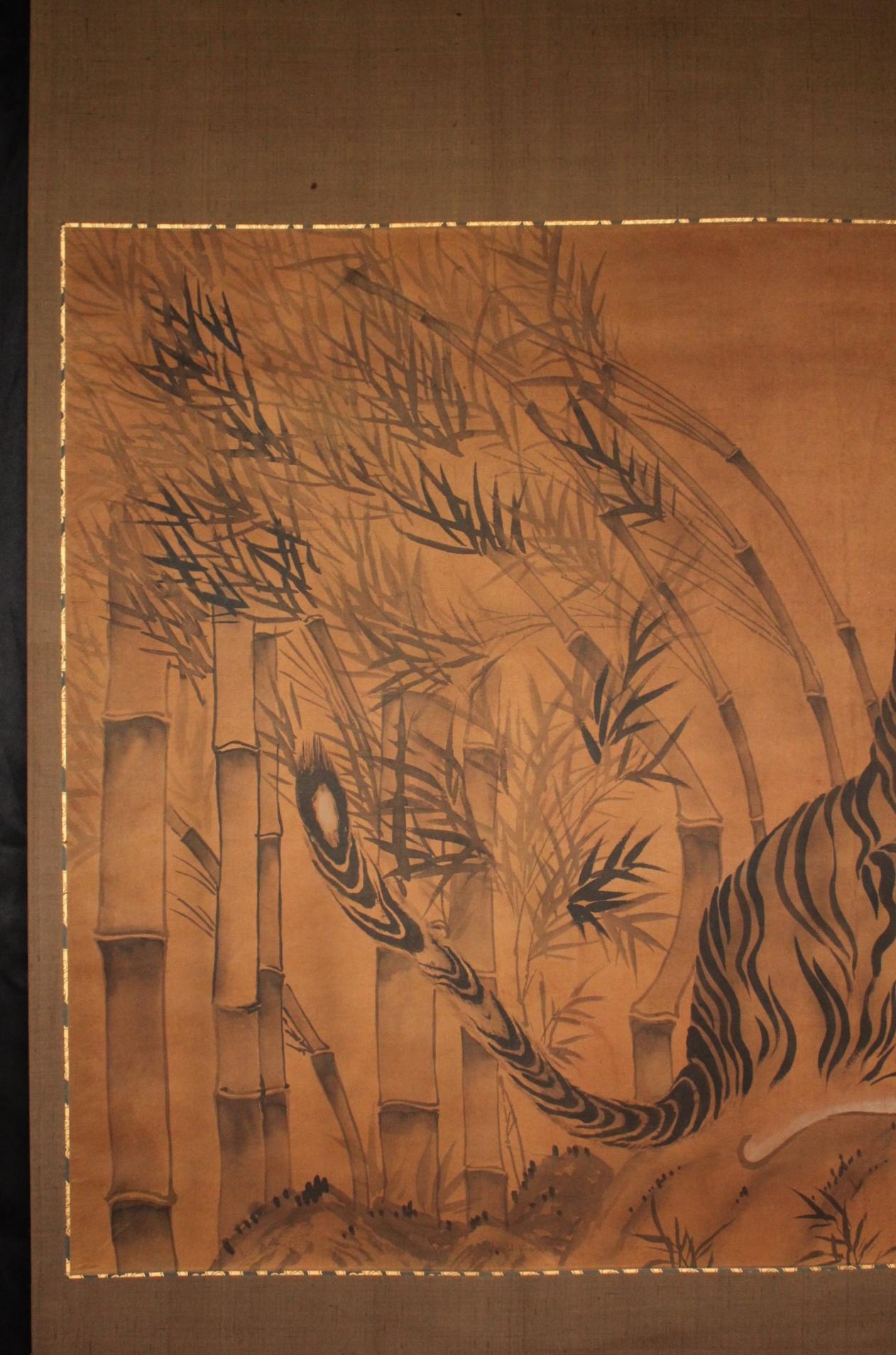 K26 Antigüedades japonesas Un gran pergamino colgante, Tinta de tigre de bambú sobre seda pintada Pintado a mano en venta