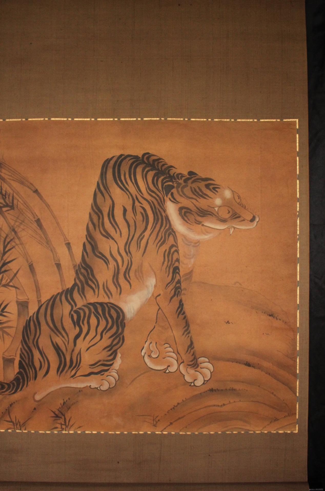 K26 Antigüedades japonesas Un gran pergamino colgante, Tinta de tigre de bambú sobre seda pintada en Bastante bueno estado para la venta en Niiza, JP
