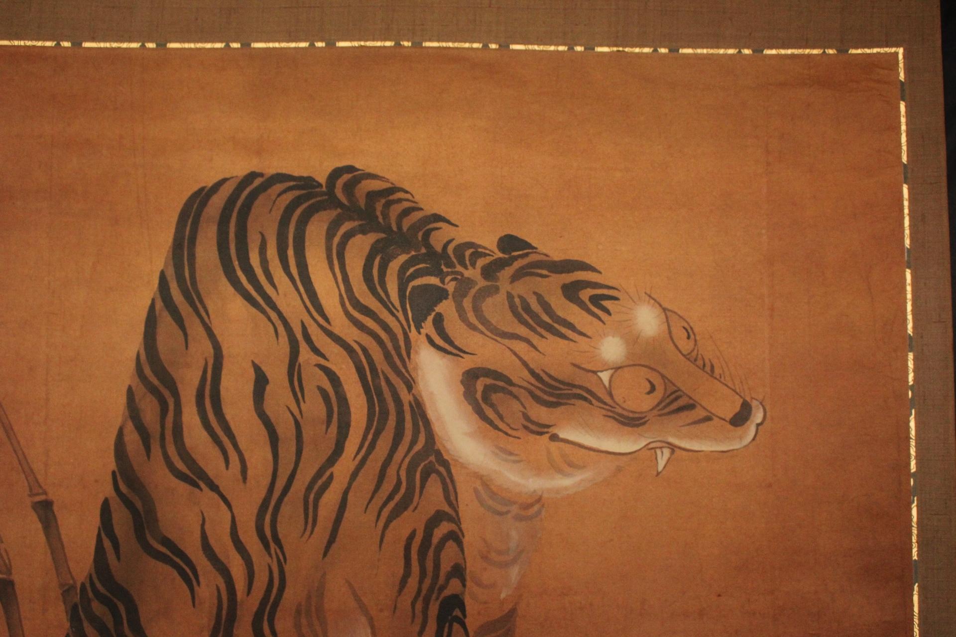 K26 Antigüedades japonesas Un gran pergamino colgante, Tinta de tigre de bambú sobre seda pintada siglo XIX en venta