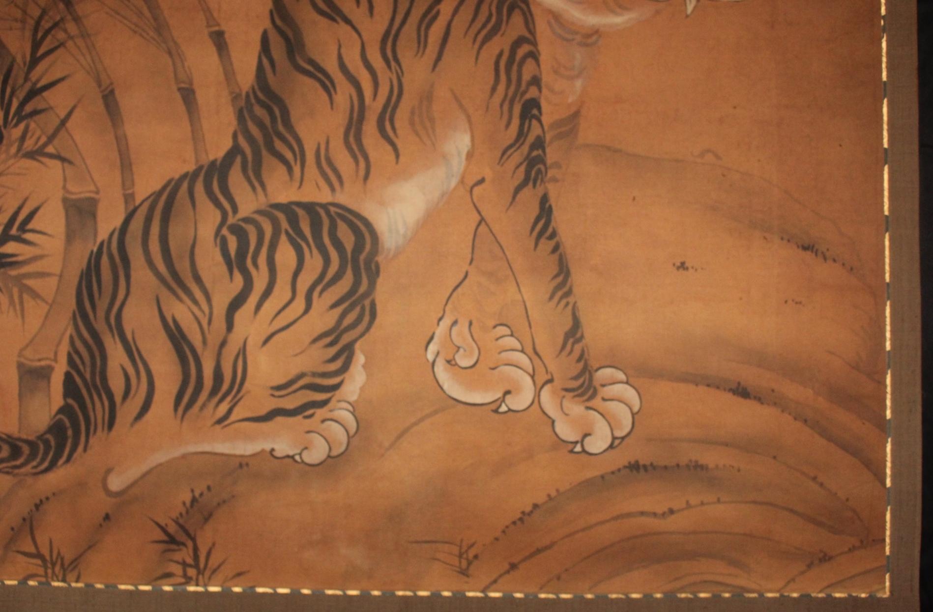 K26 Antigüedades japonesas Un gran pergamino colgante, Tinta de tigre de bambú sobre seda pintada Tela en venta