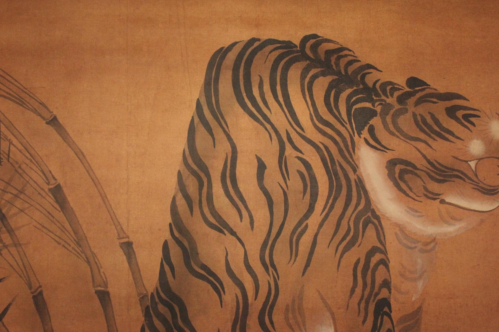 K26 Antigüedades japonesas Un gran pergamino colgante, Tinta de tigre de bambú sobre seda pintada en venta 2