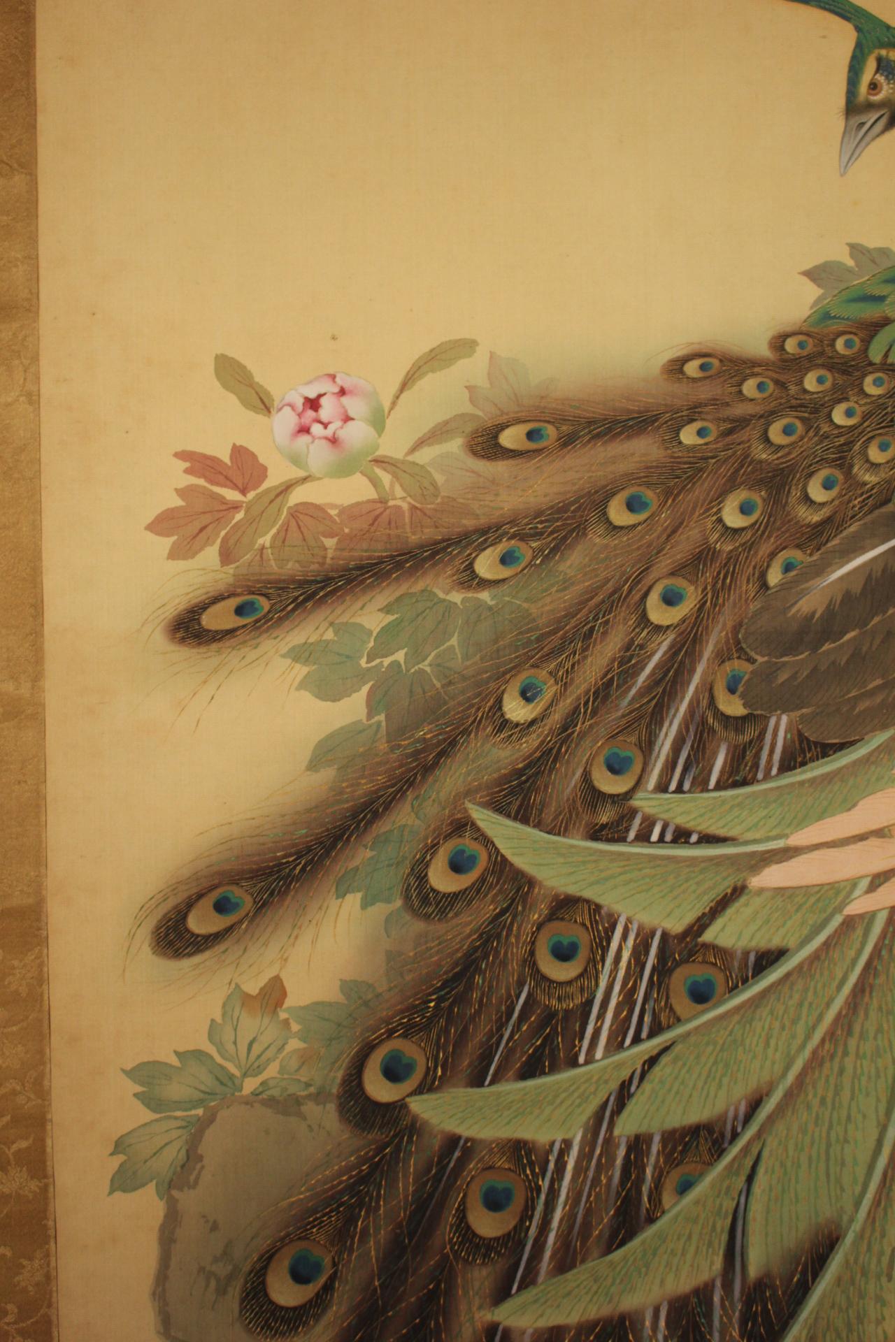 K29 Antigüedades japonesas Un pergamino colgante, Pavo real sobre seda en venta 3