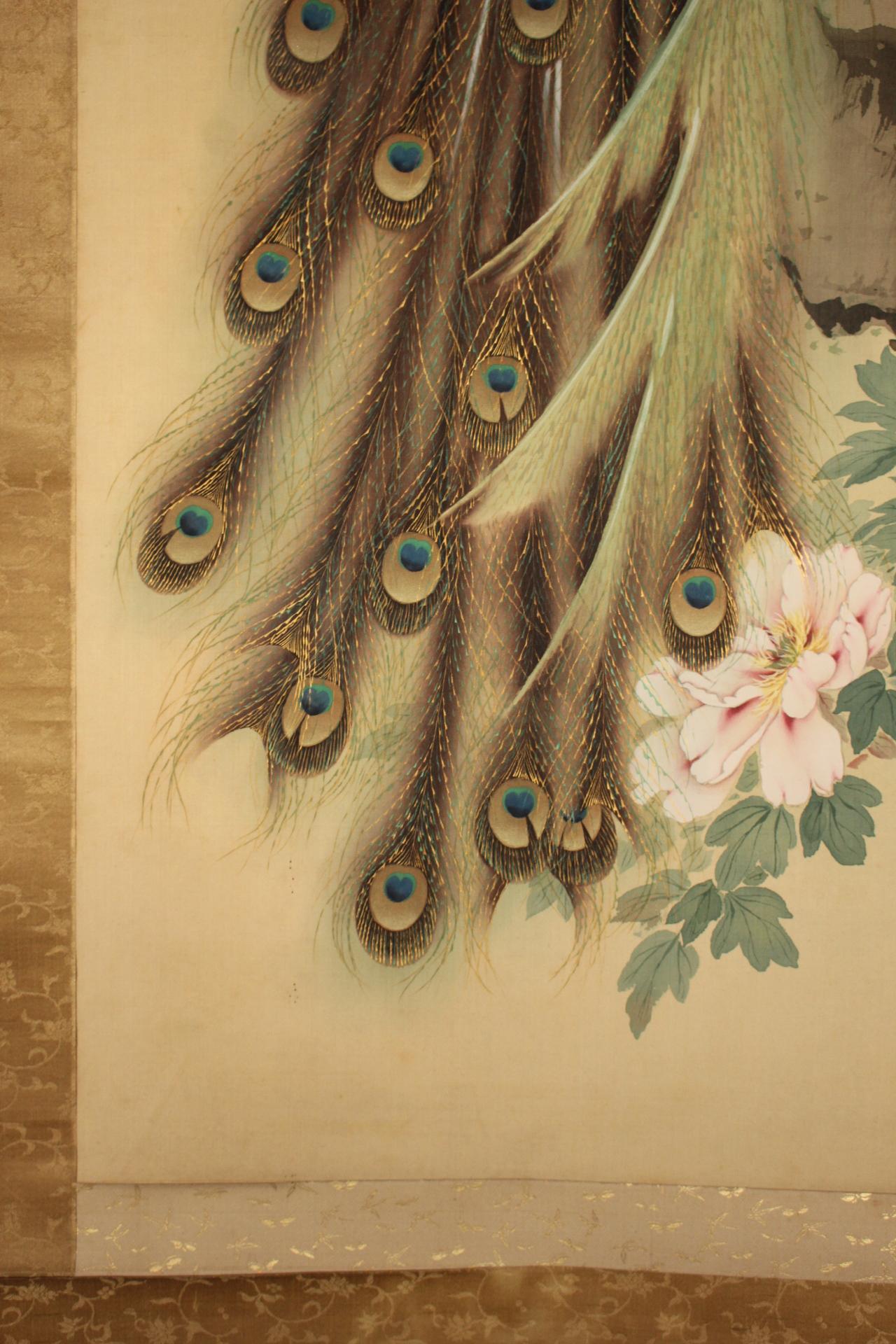 K29 Antigüedades japonesas Un pergamino colgante, Pavo real sobre seda en venta 5