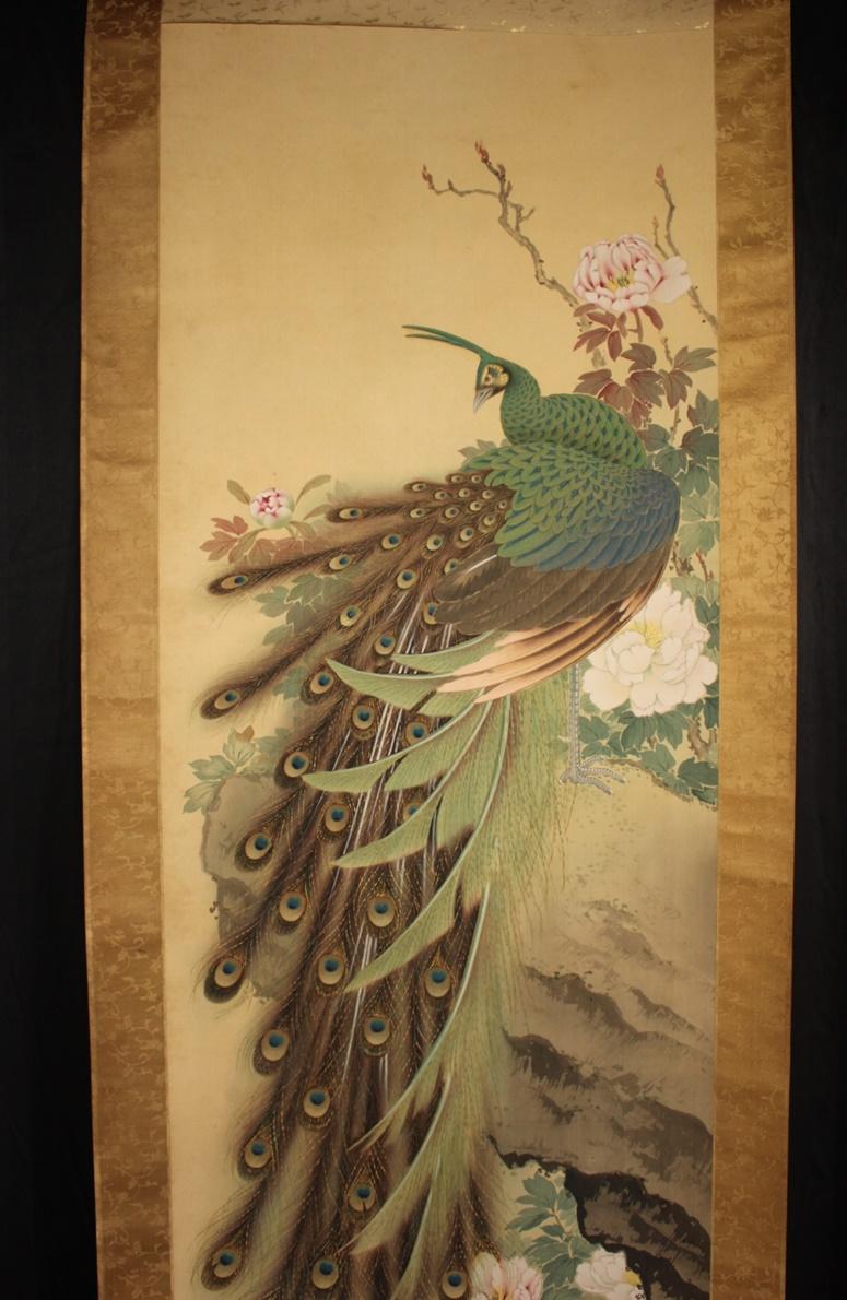 K29 Antigüedades japonesas Un pergamino colgante, Pavo real sobre seda en Desgastado estado para la venta en Niiza, JP