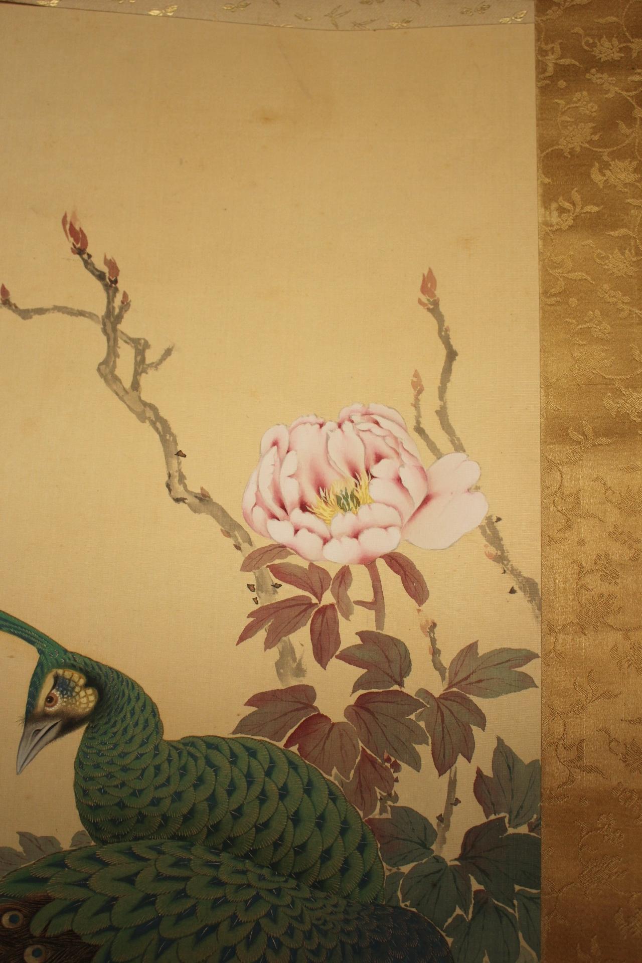 K29 Antigüedades japonesas Un pergamino colgante, Pavo real sobre seda siglo XX en venta