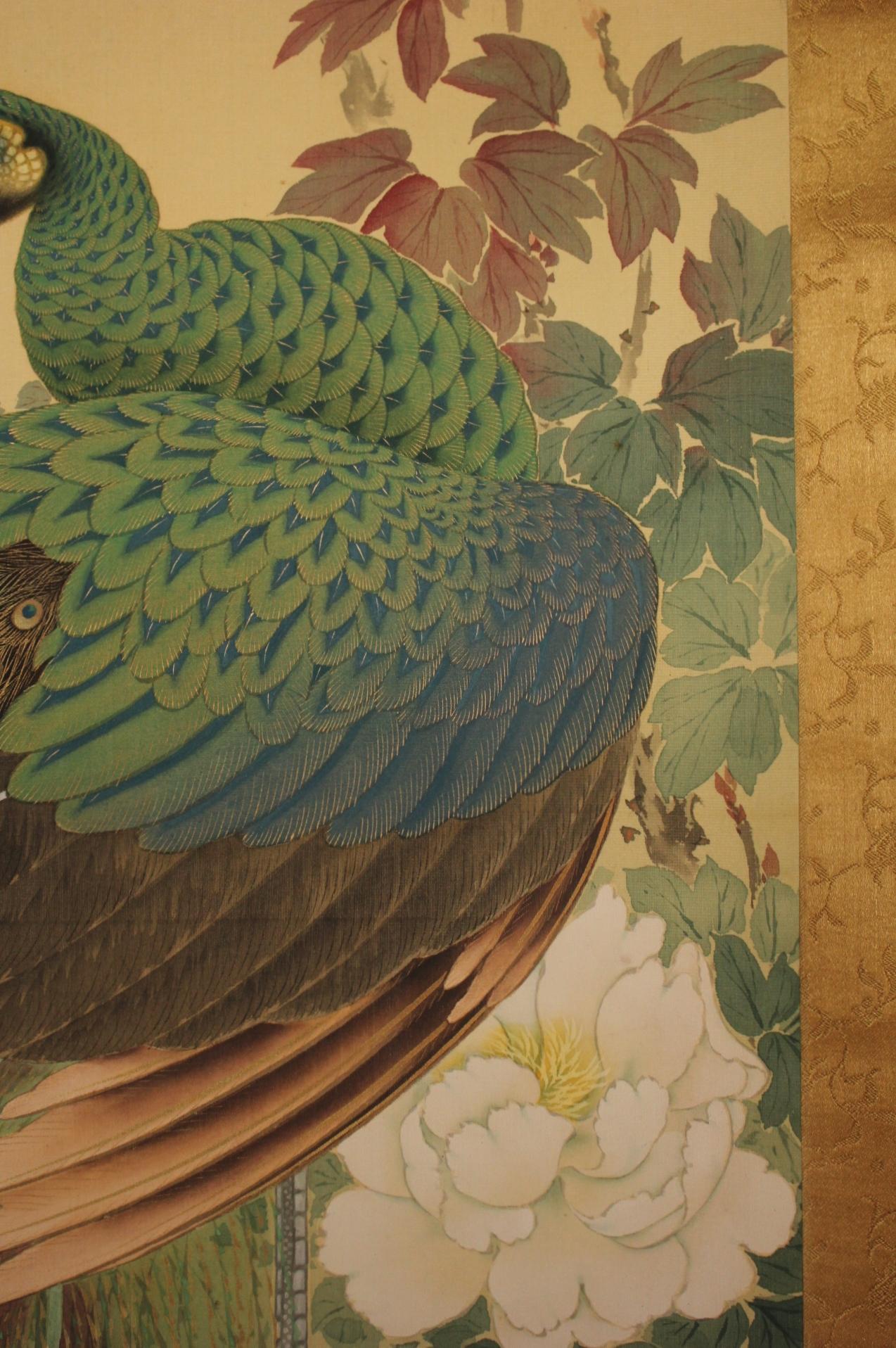 K29 Antigüedades japonesas Un pergamino colgante, Pavo real sobre seda en venta 2