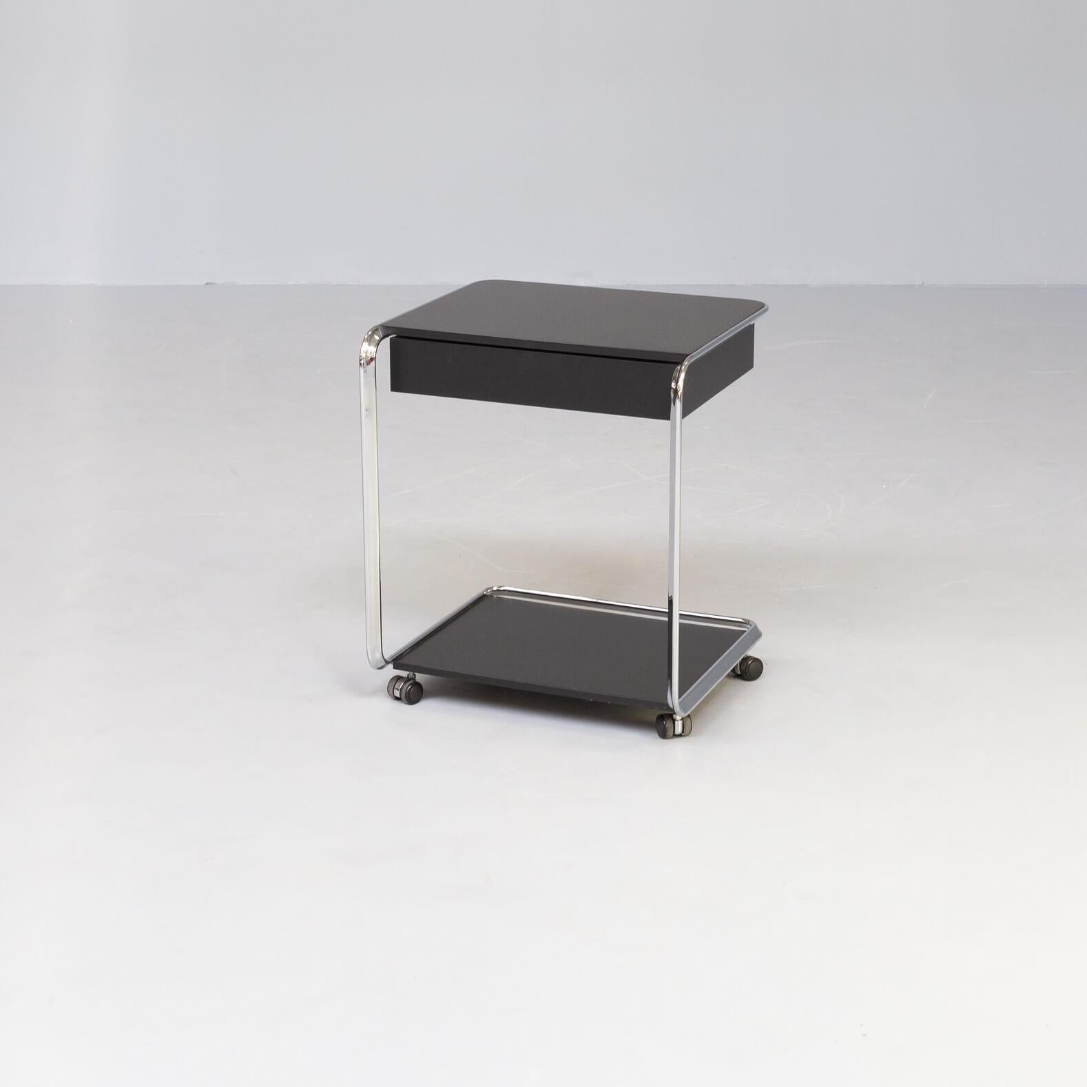 Refining constructions and developing them further – that is what Tecta stands for. And this was how the distinctive “tube oblique” came into being in 2005. Created from bent tubular steel, this range of tables stood out for its novel and