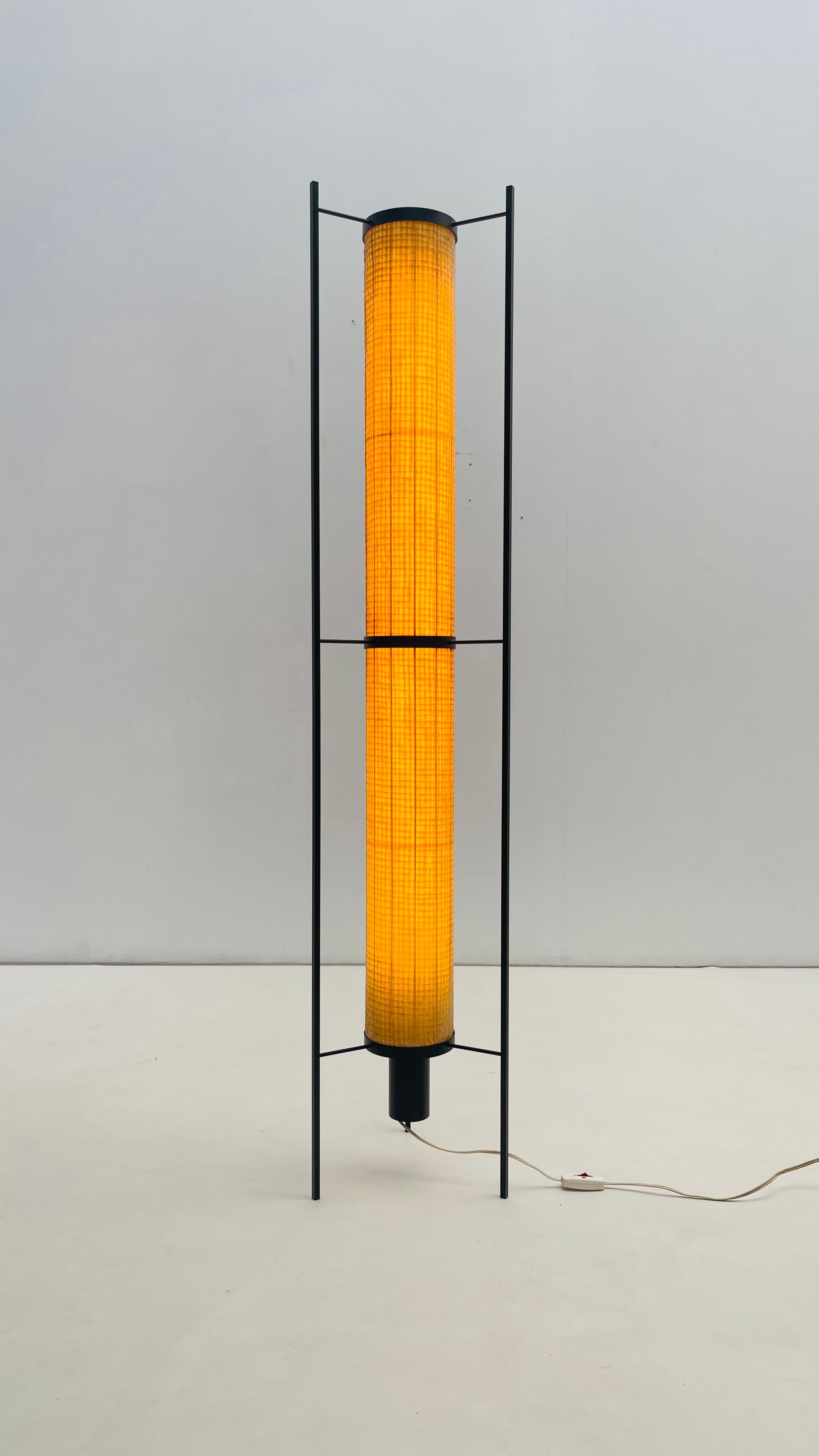 Kho Liang Le è stato uno studente dell'Accademia Gerrit Rietveld di Amsterdam.

Heldly ha tenuto  una posizione centrale nel design olandese dalla fine degli anni '50 alla metà degli anni '70 con i suoi progetti di mobili e interni. Ha lavorato con