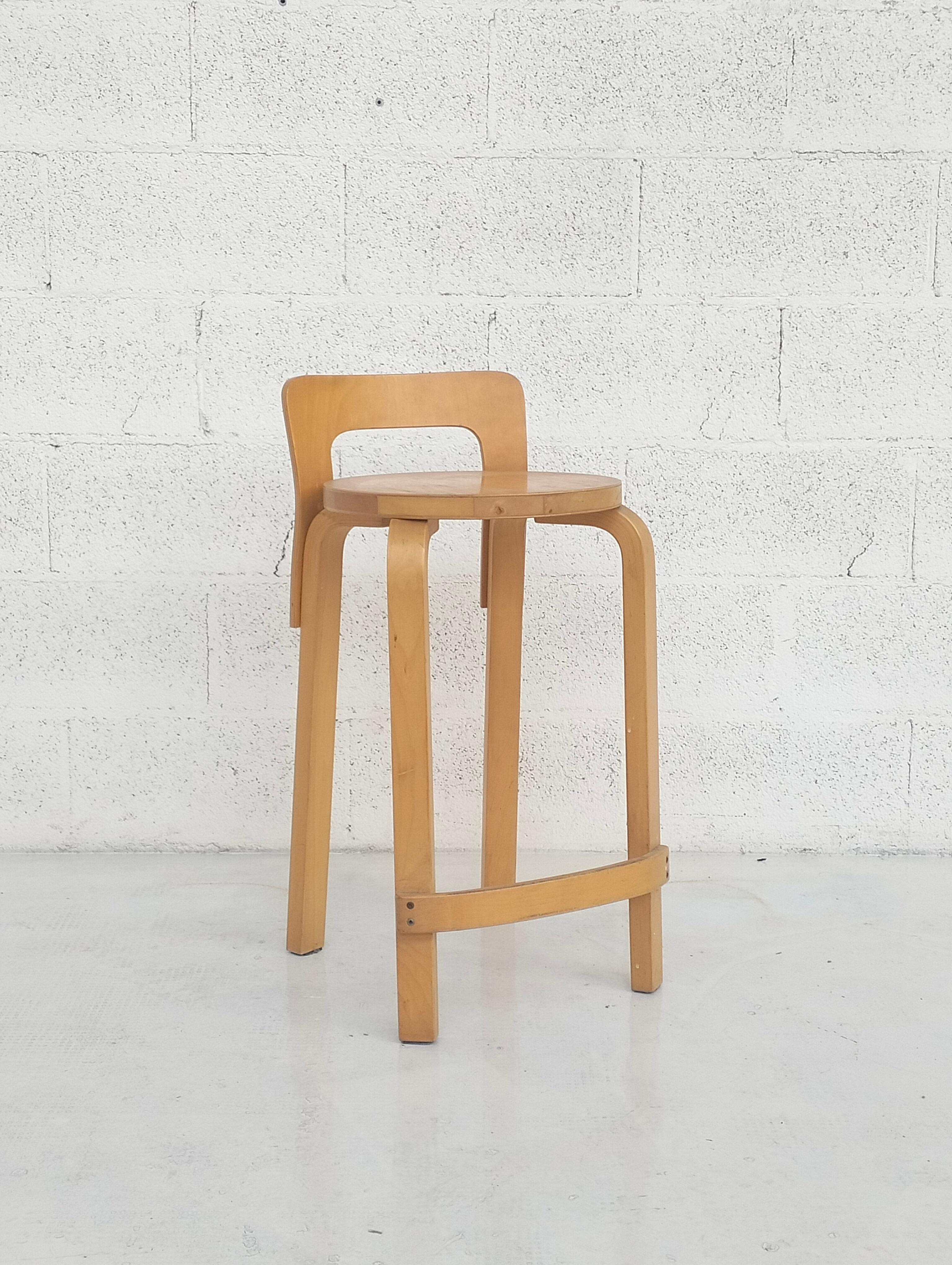 Stool mod. K65 was designed by Alvar Aalto between 1933 and 1935.
The height is designed for combinations with high tables or counters.
The lowered backrest offers the right support for the back and the curved crosspiece at the bottom offers good