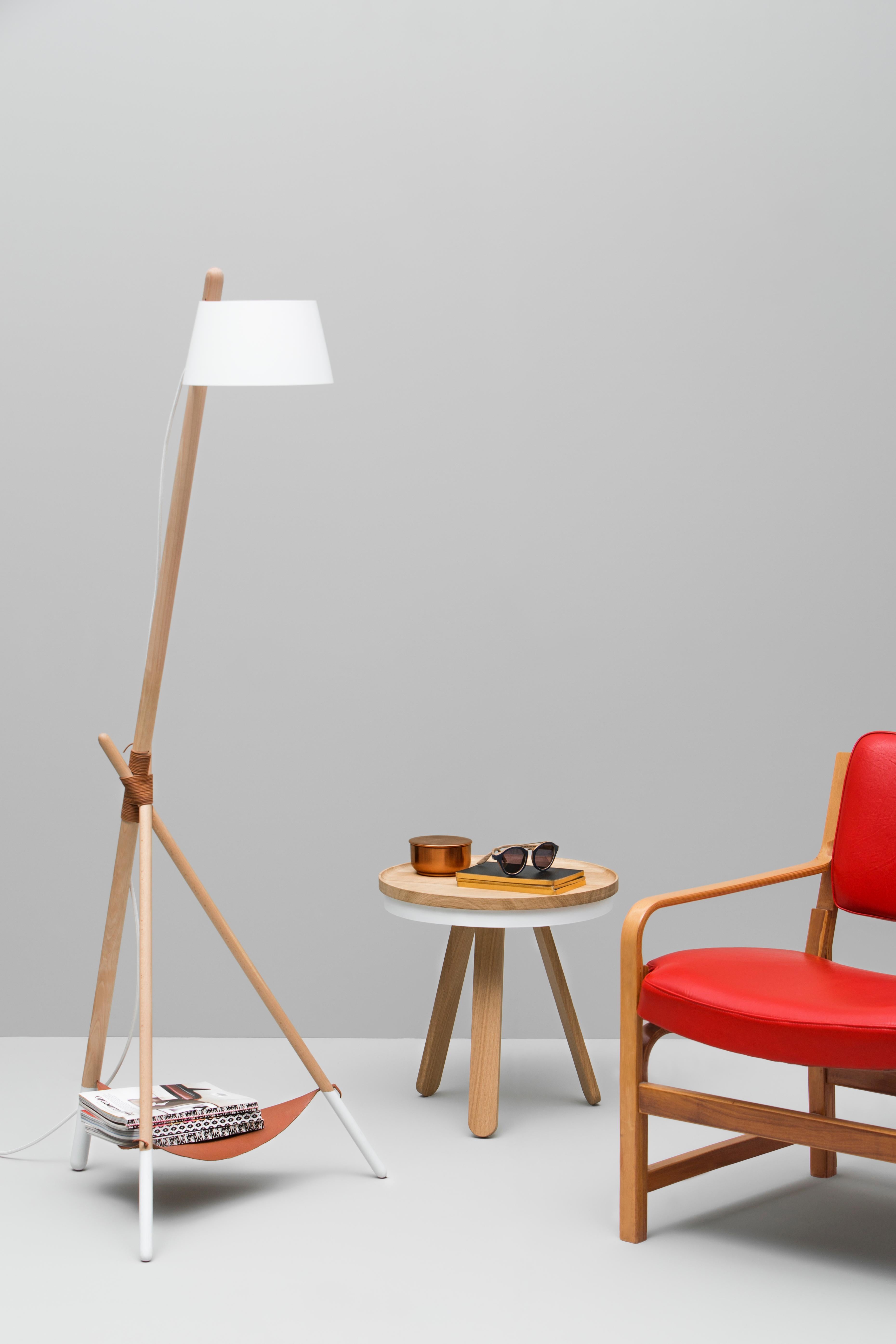 La lampe de taille moyenne de la famille Ka est une lampe sur pied standard en bois qui diffuse une lumière directe comme un lampadaire de lecture. Elle suit surtout la philosophie des meubles en bois et minimaux du design scandinave ; semblable au