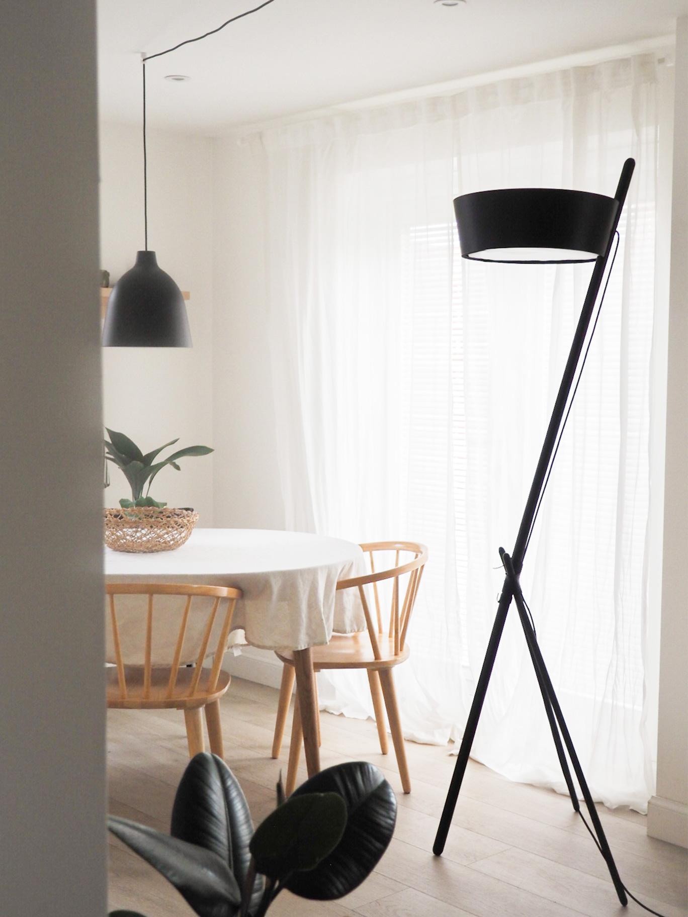 Le plus grand de la famille Ka est un lampadaire sur pied qui rayonne pour sa lumière ambiante.

Combinez le bois de qualité, le design, l'élégance et la lumière et le résultat sera notre lampadaire en bois de couleur noire. Tout ce dont votre