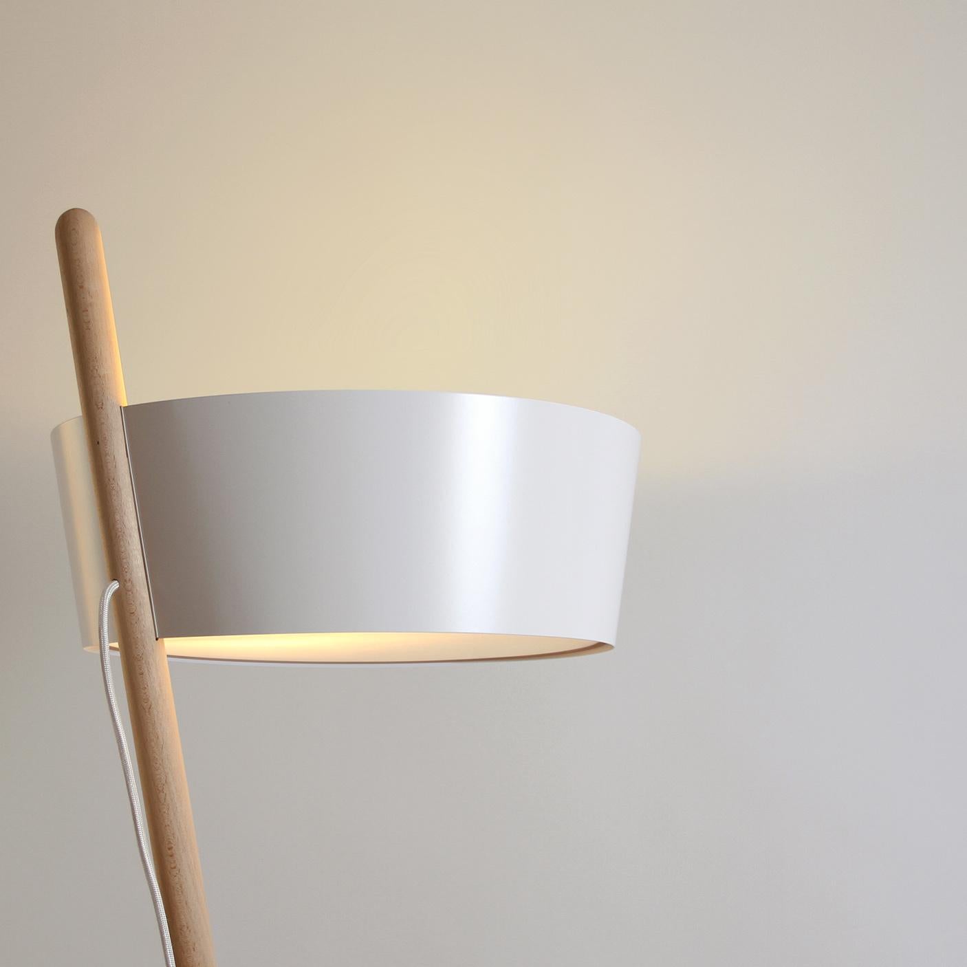Ka XL ambient floor lamp with tray · White & beech In New Condition For Sale In Madrid, Madrid
