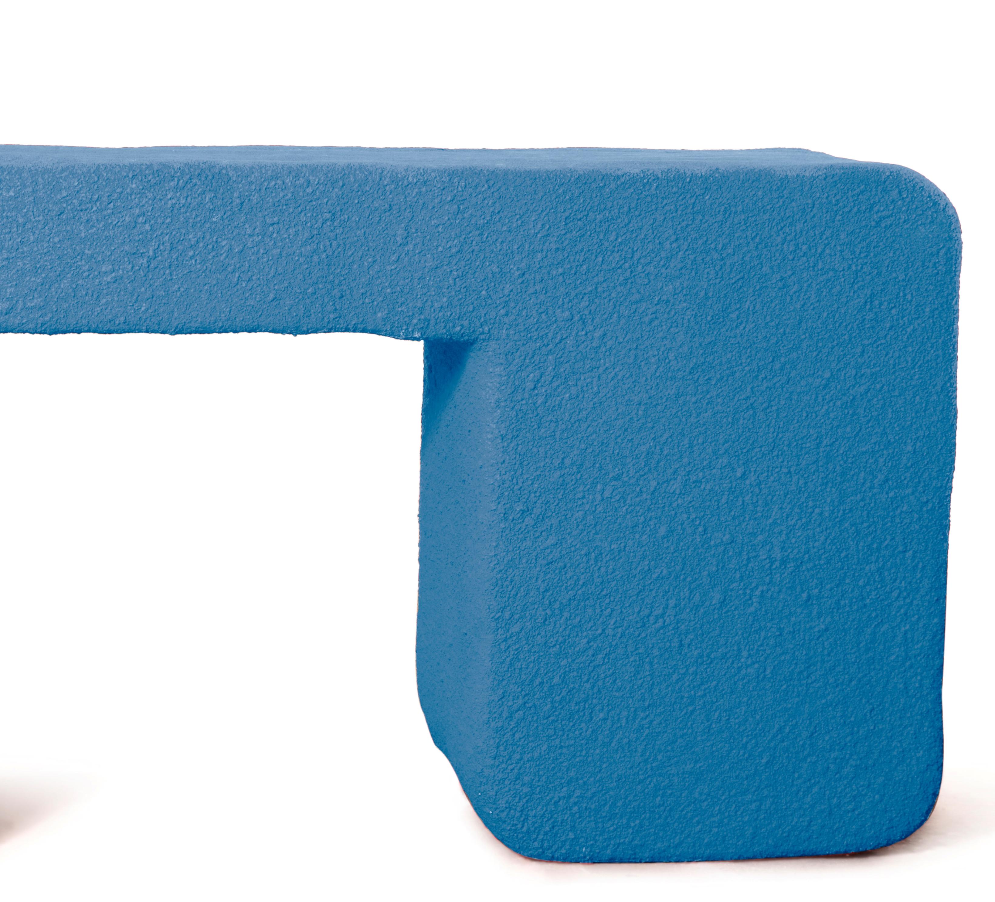 Skulpturaler Kaa Buffet Tisch - Verspielter blauer Beton von Mary-Lynn & Carlo (Libanesisch) im Angebot
